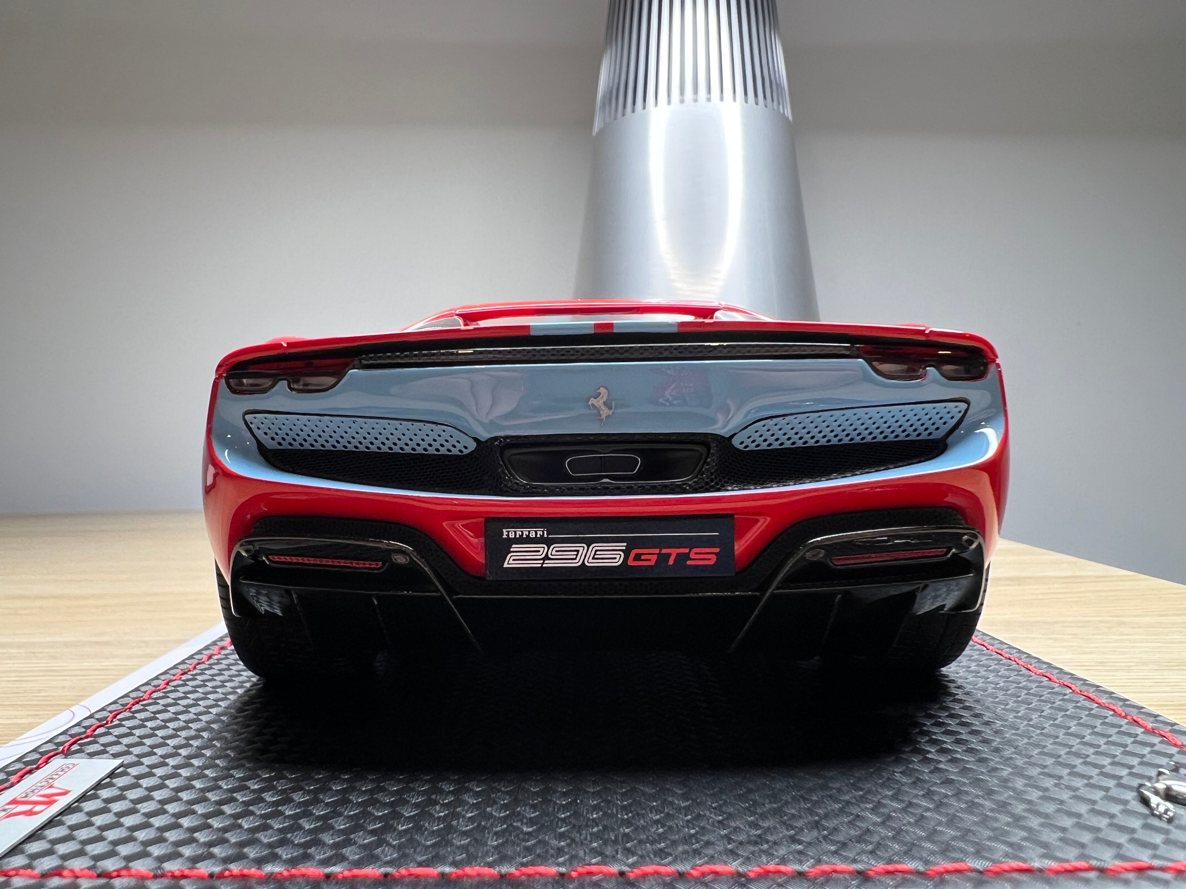 Ferrari 296 GTS - Rosso Scuderia/Azzurro La Plata Livery with Assetto Fiorano - 1:18