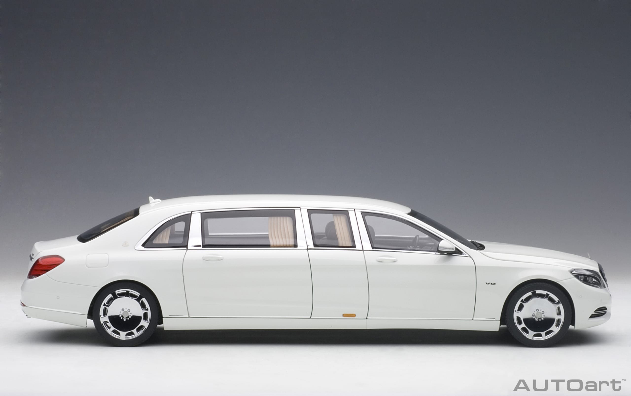 AUTOart 1:18 Mercedes-Maybach S-Klasse S600 Pullman White 76296