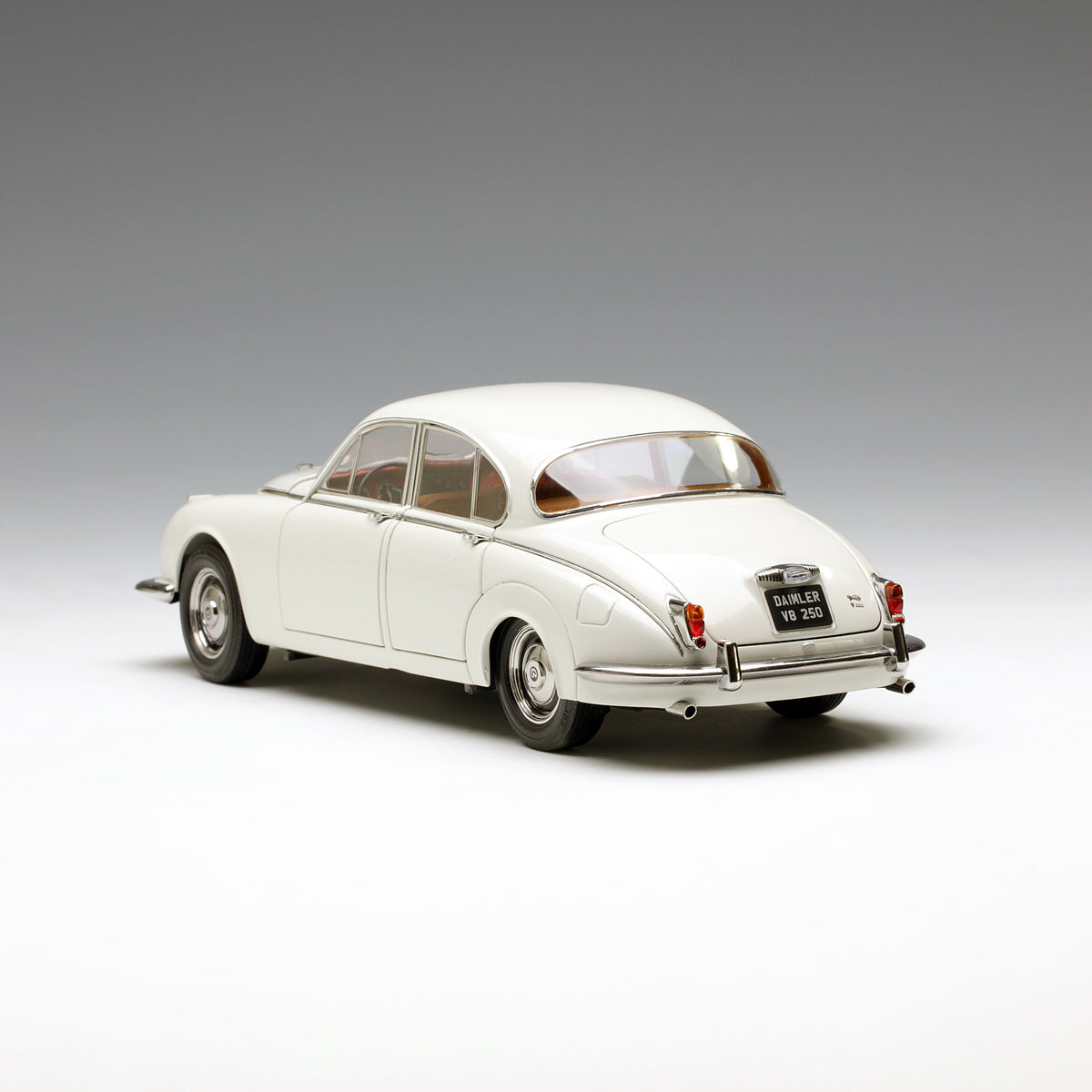 Paragon 1:18 Daimler 250 V8 1967 O.E. White PA-98313