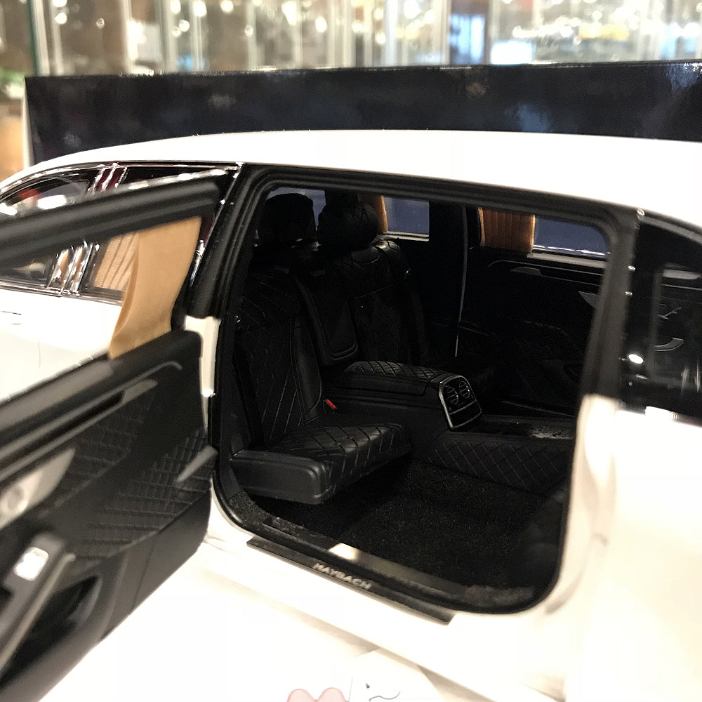 AUTOart 1:18 Mercedes-Maybach S-Klasse S600 Pullman White 76296