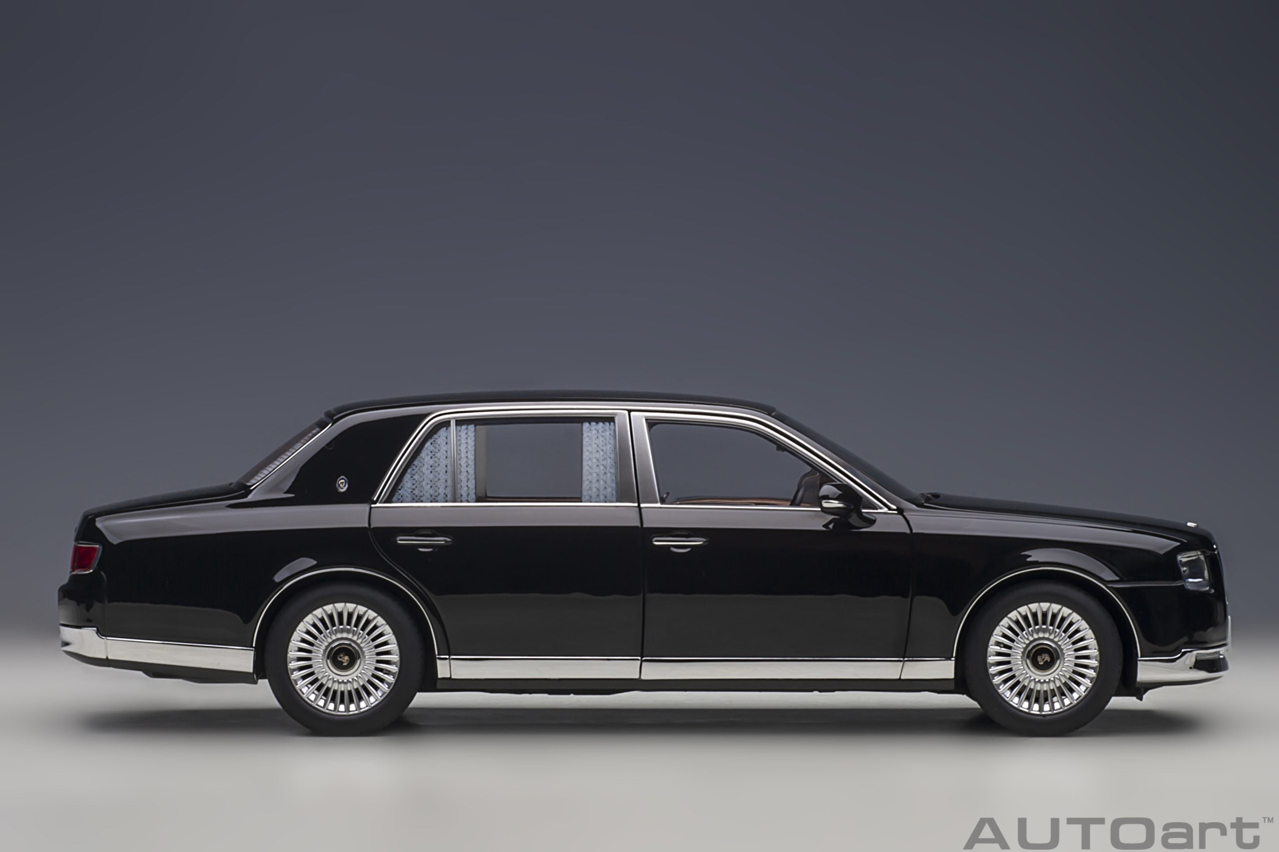 AUTOart 1:18 Toyota Century with curtains (Black) 78765