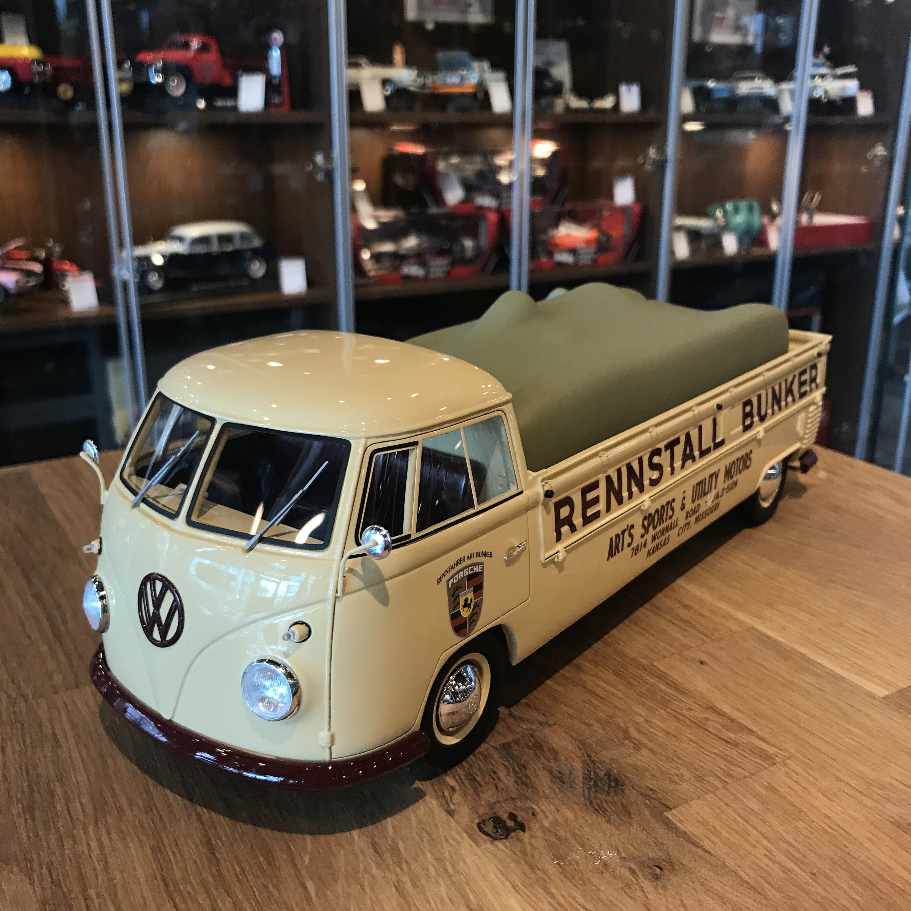 Schuco 1:18 Volkswagen VW Bulli T1 Race transporter Stable Bunker with Tarpaulin 450007500