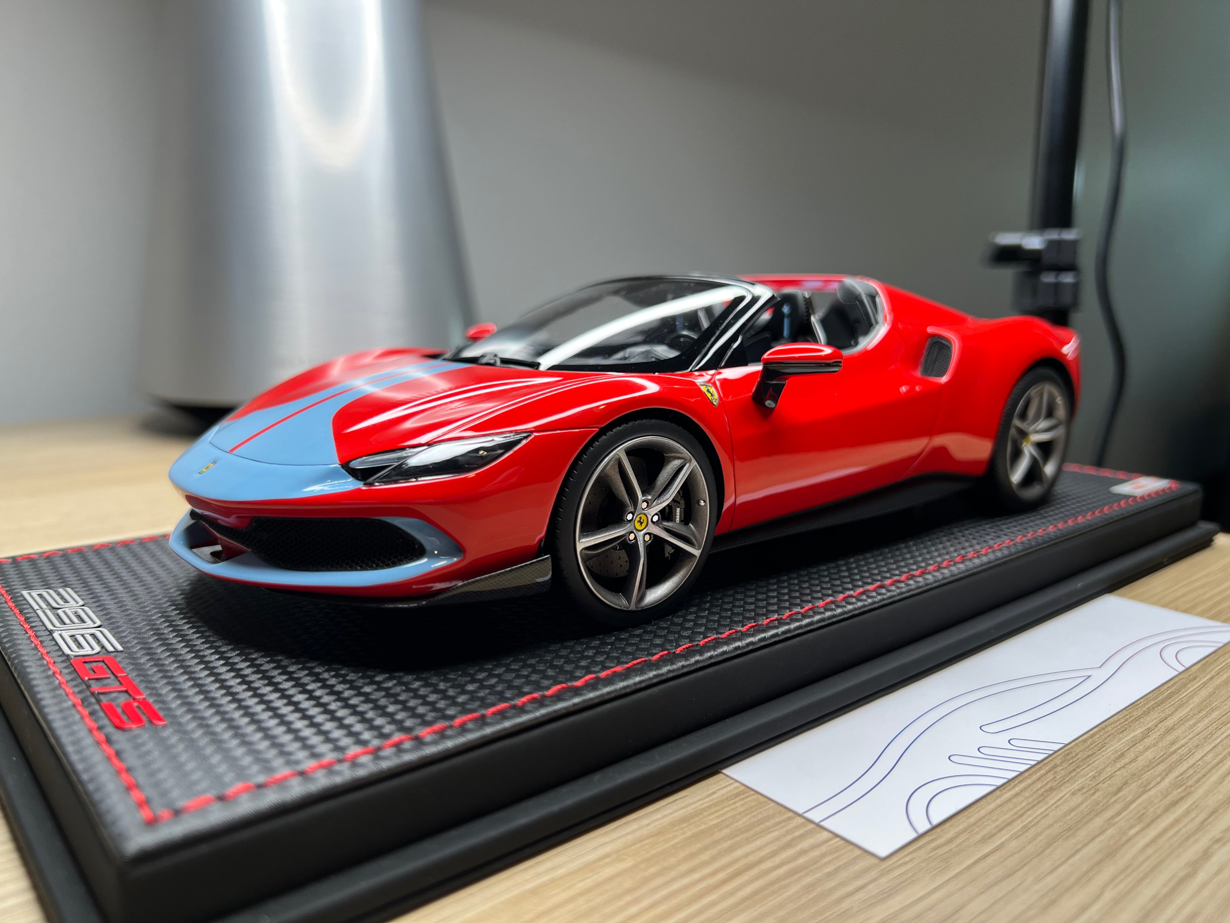 Ferrari 296 GTS - Rosso Scuderia/Azzurro La Plata Livery with Assetto Fiorano - 1:18