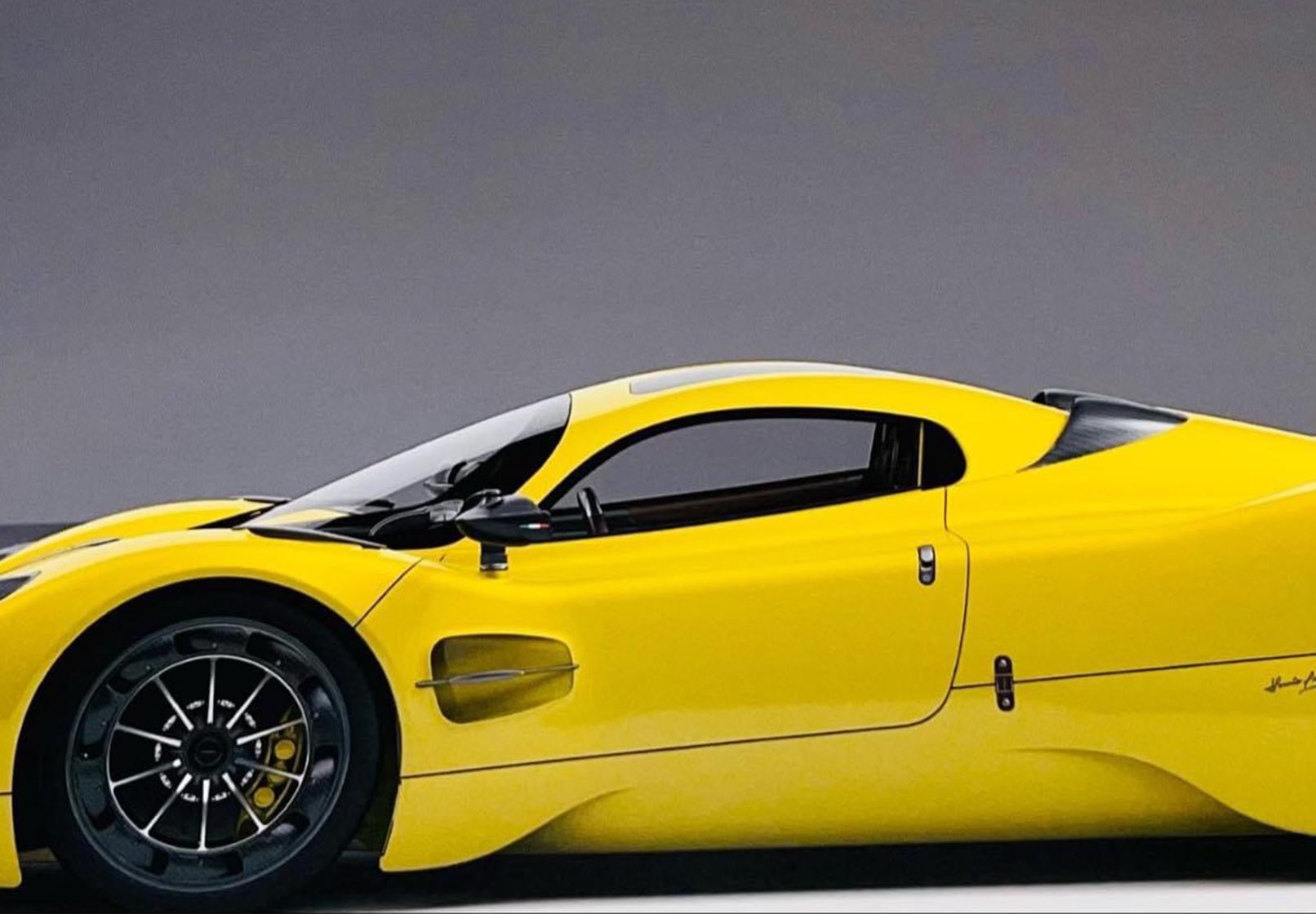 Pagani Utopia - yellow - 1:18