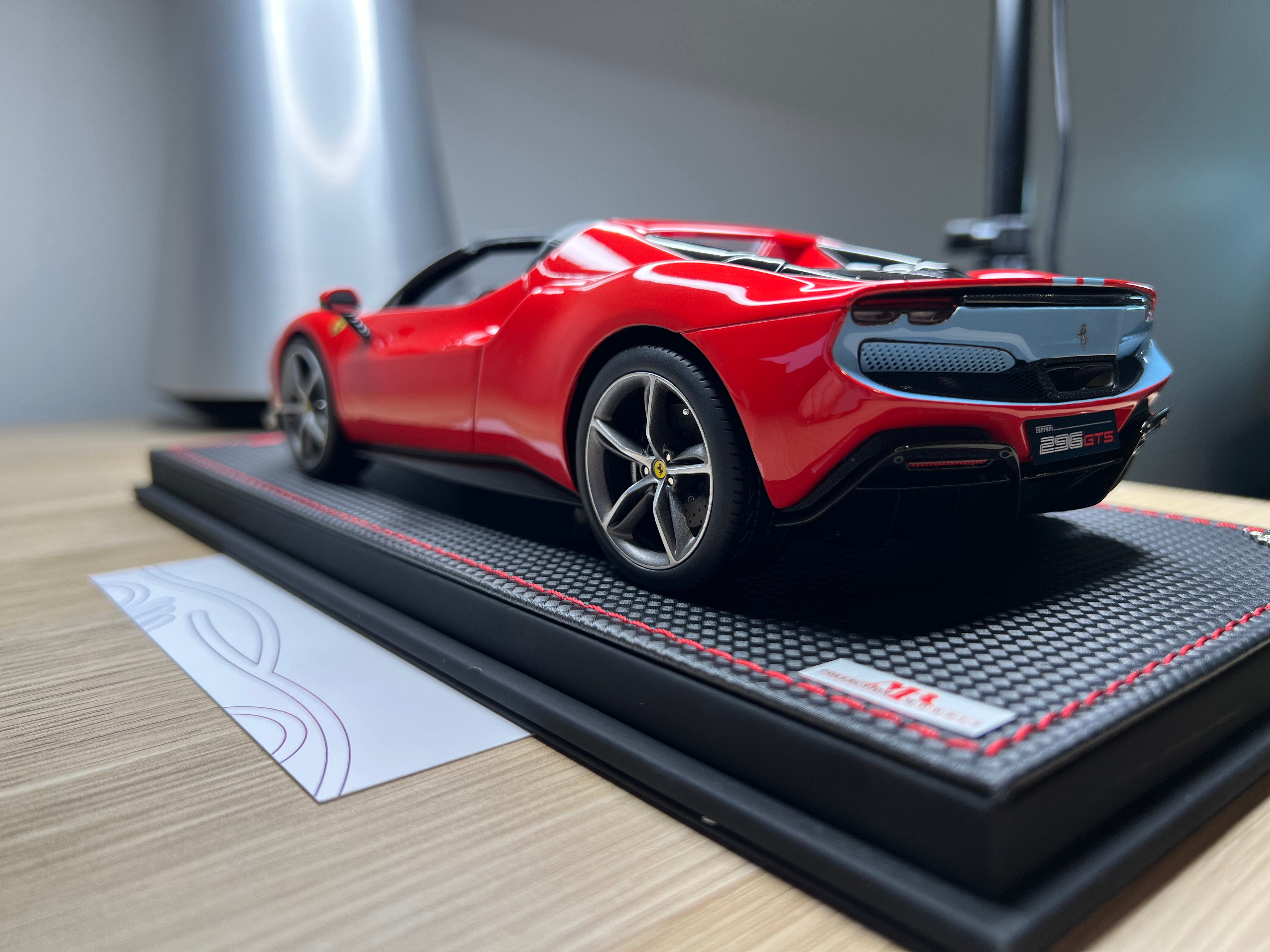 Ferrari 296 GTS - Rosso Scuderia/Azzurro La Plata Livery with Assetto Fiorano - 1:18