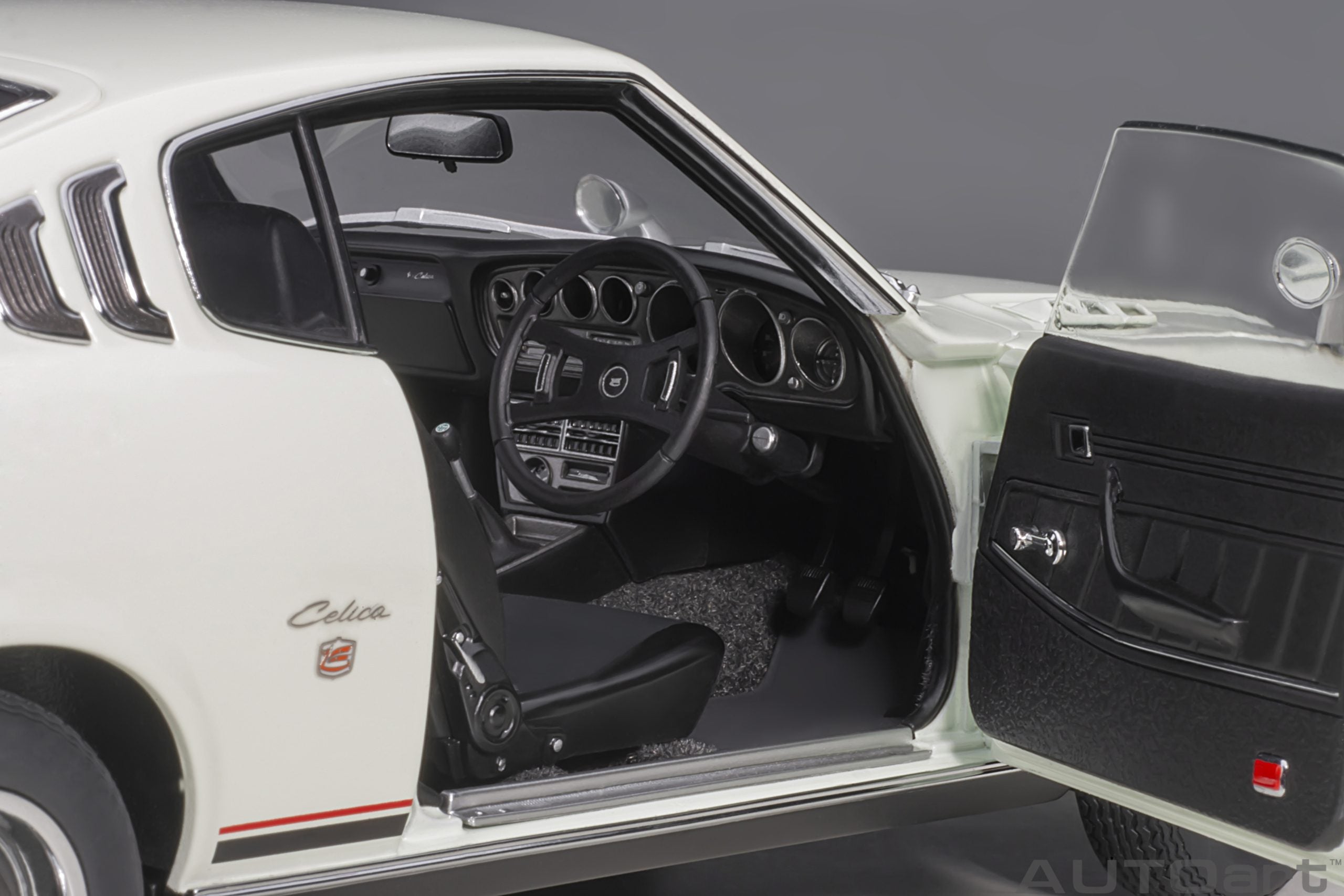 AUTOart 1:18 Toyota Celica Liftback 2000GT (RA25) 1973 (White) 78766