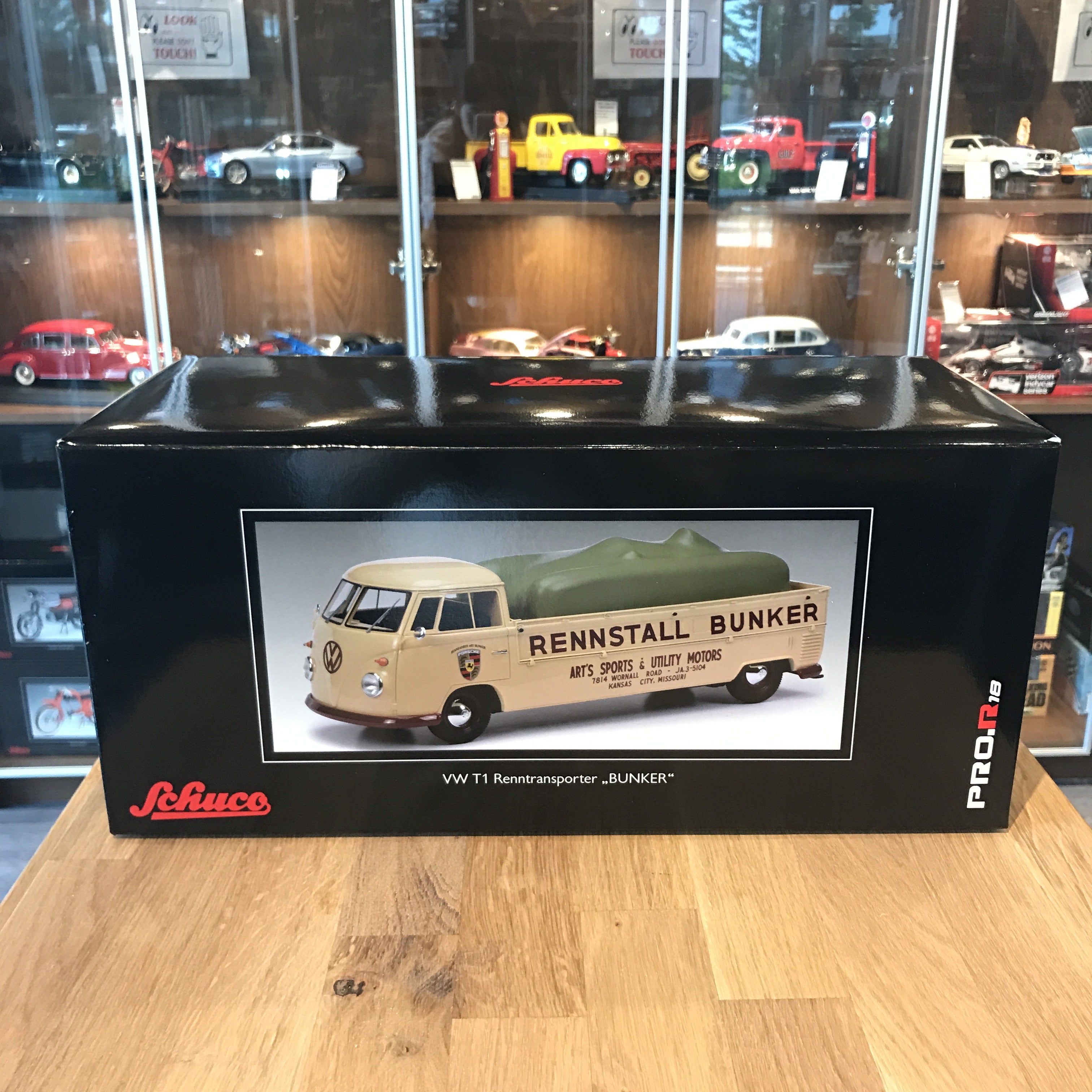 Schuco 1:18 Volkswagen VW Bulli T1 Race transporter Stable Bunker with Tarpaulin 450007500