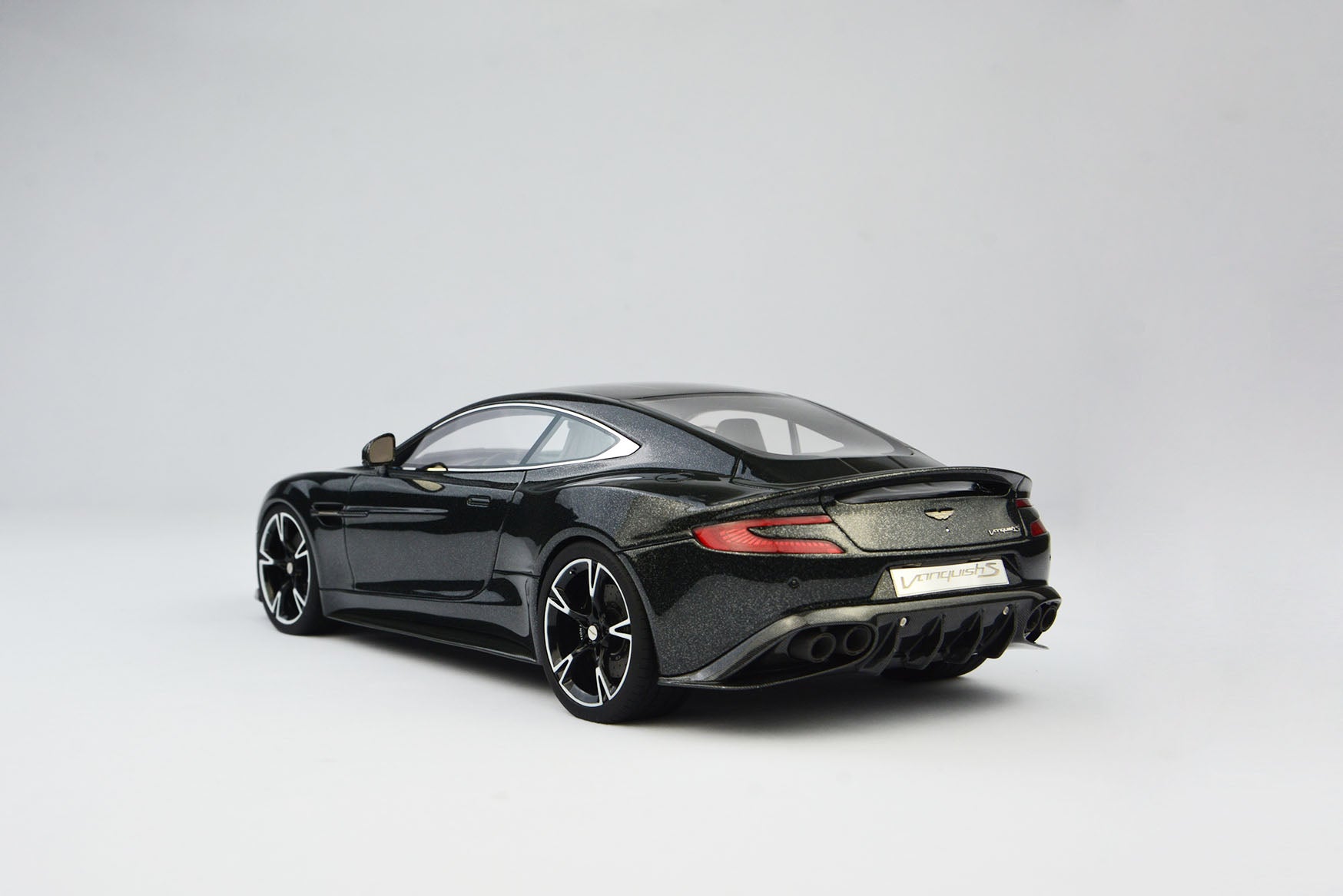 Frontiart AvanStyle 1:18 Aston Martin Vanquish S Ceramic Gray AS018-99