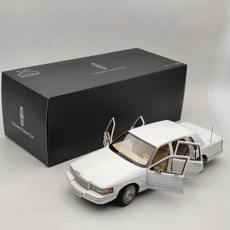 1/18 Lincoln Towncar V8 1993-1995 Super Diecast model (Leather seat) White
