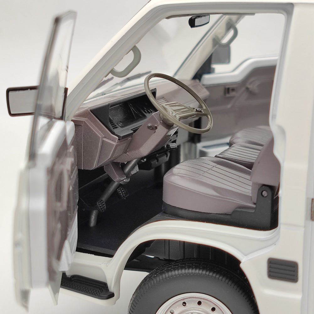 1:18 Toyota HIACE H50 1986 VAN Diecast Toys Car Models Collection Gifts Full Open White