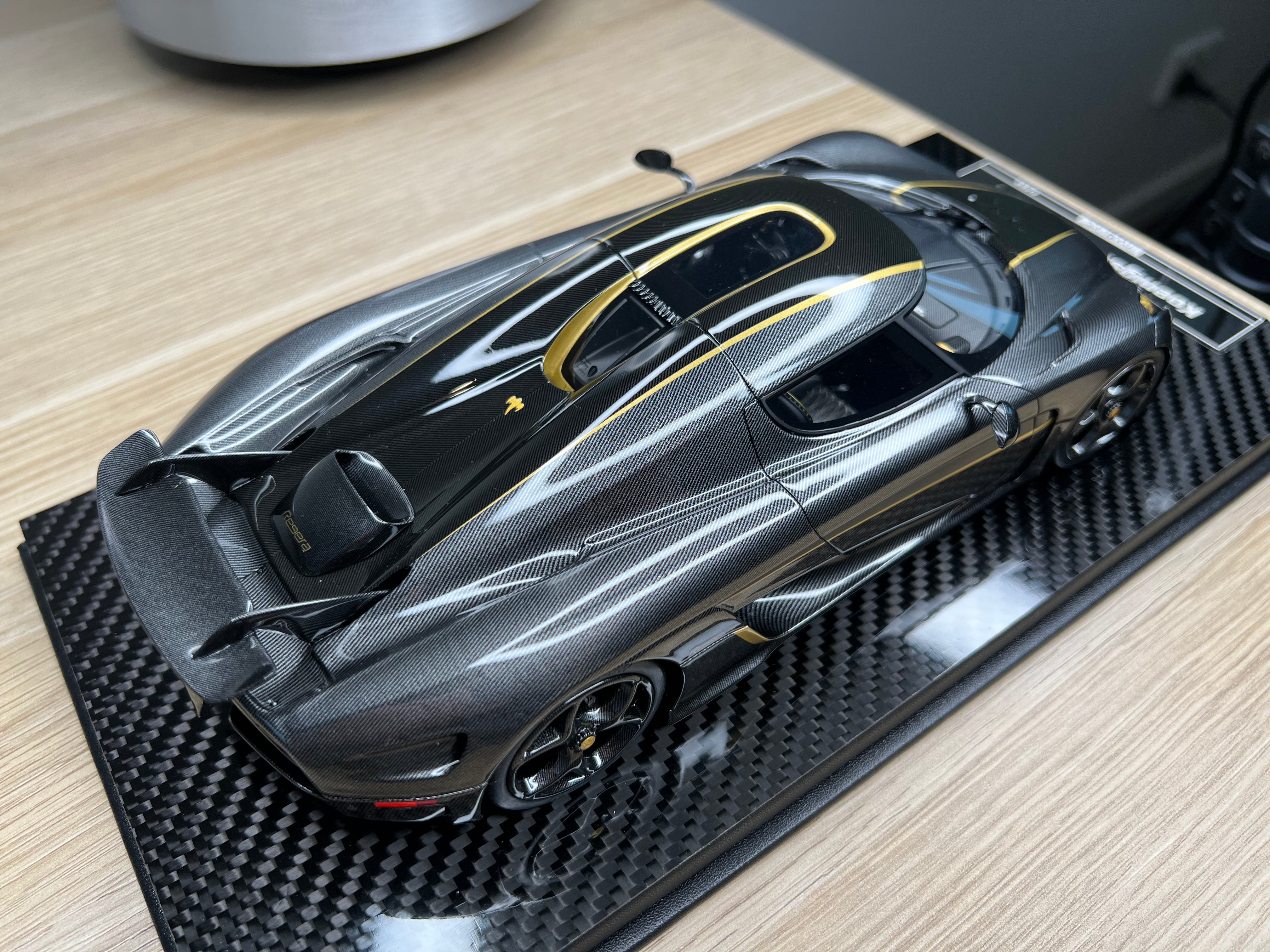 Koenigsegg Regera Golden Knight - 1:18