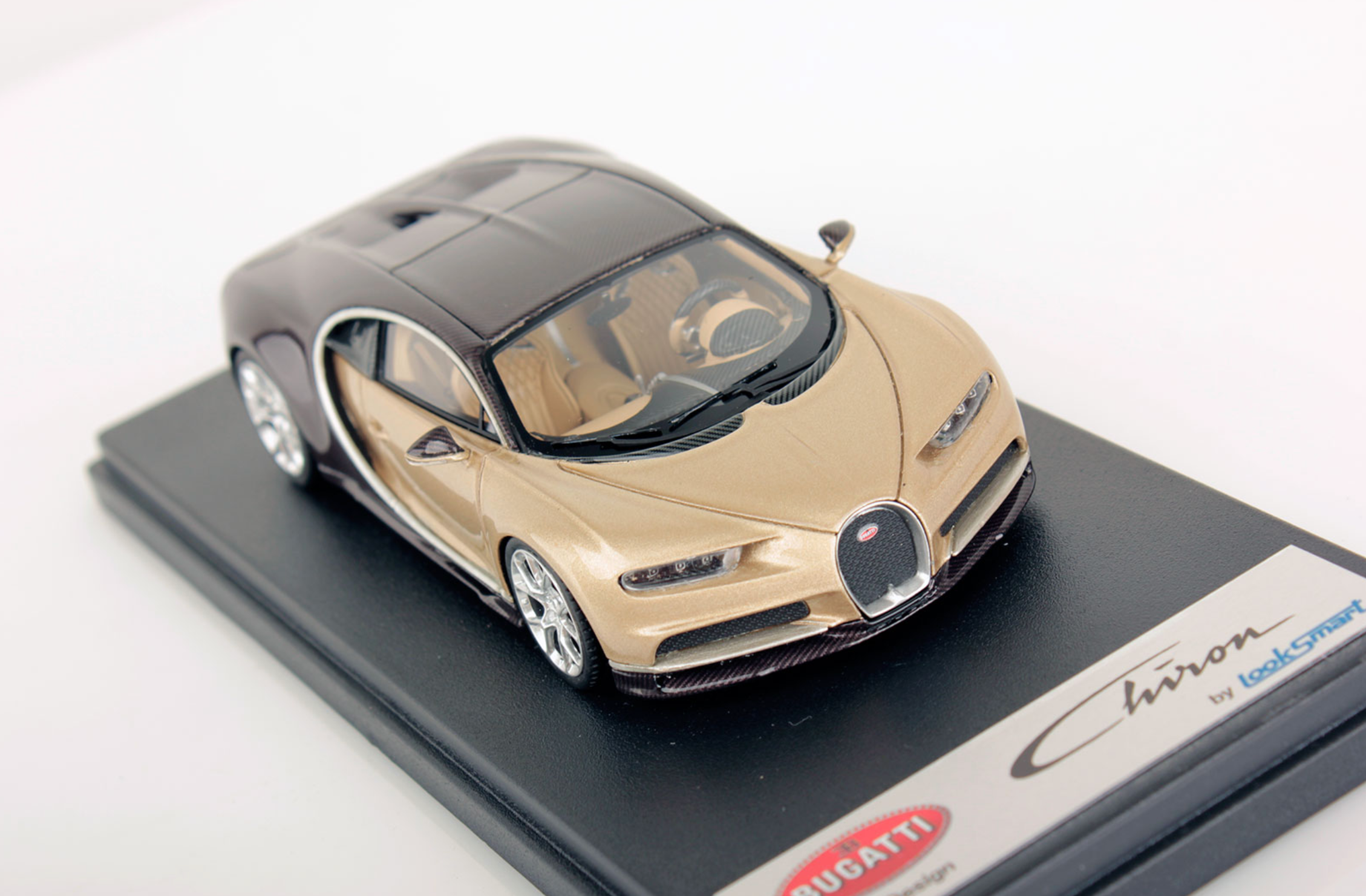Bugatti Chiron - brown carbon / silk - blue alcantara base - 1:43