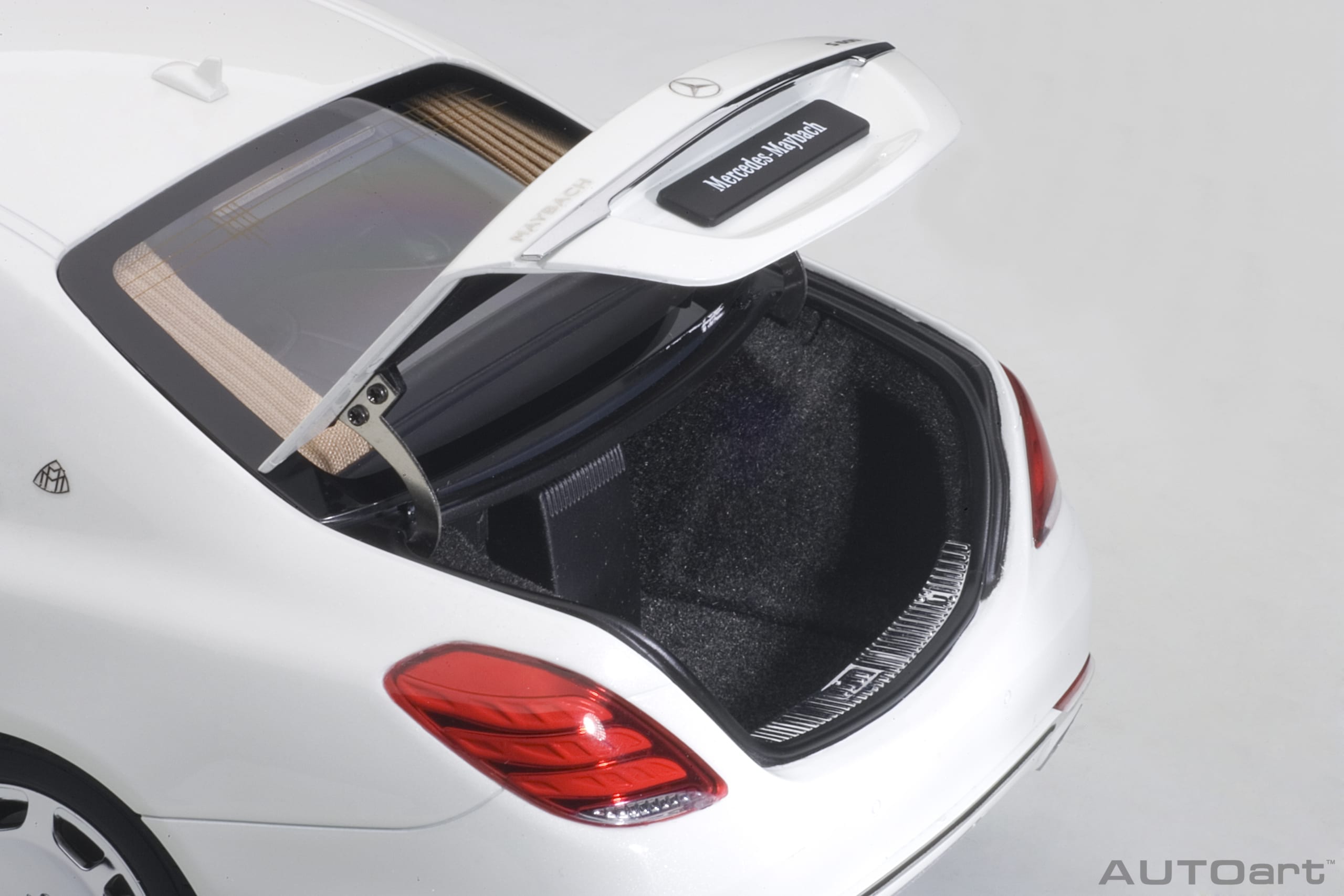 AUTOart 1:18 Mercedes-Maybach S-Klasse S600 Pullman White 76296