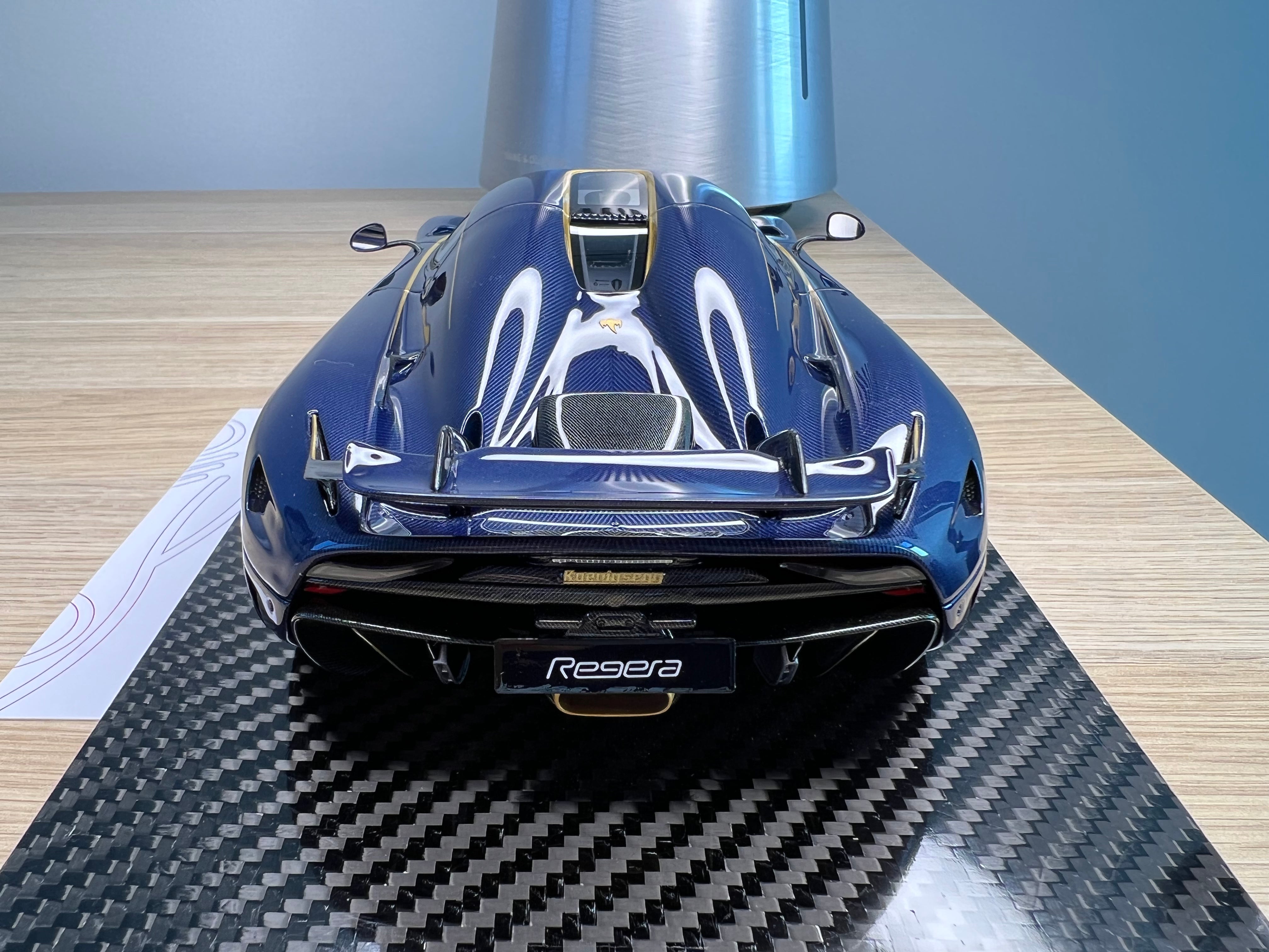 Koenigsegg Regera carbon blue tint gold wheels Zach's Garage - 1:18