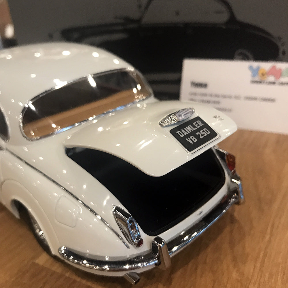 Paragon 1:18 Daimler 250 V8 1967 O.E. White PA-98313