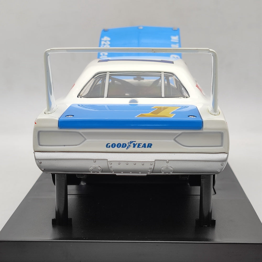 1/18 1970 Plymouth Superbird Race Car #1 Roger Mccluskey Winged Warriors #29530P Diecast Model Car Limited Edition Collection Auto  Toys Christmas Gifts