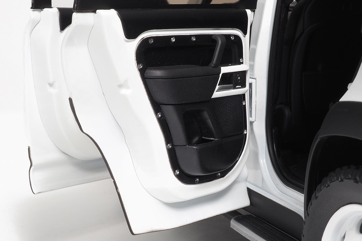 Land Rover Defender 110 2023 30th Anniversary Fuji White 1:18 by Almost Real