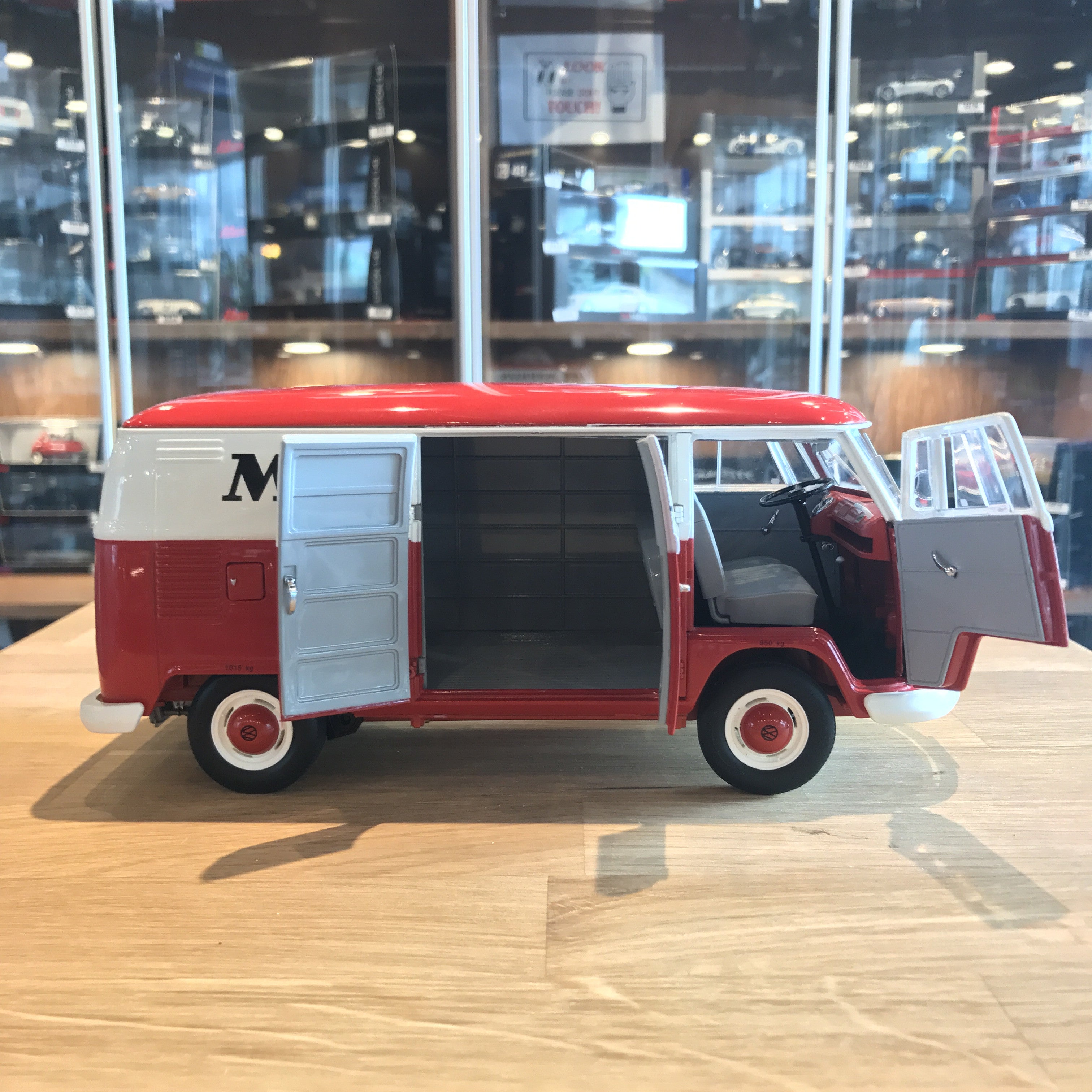 Schuco 1:18 Volkswagen VW T1 Box Van 