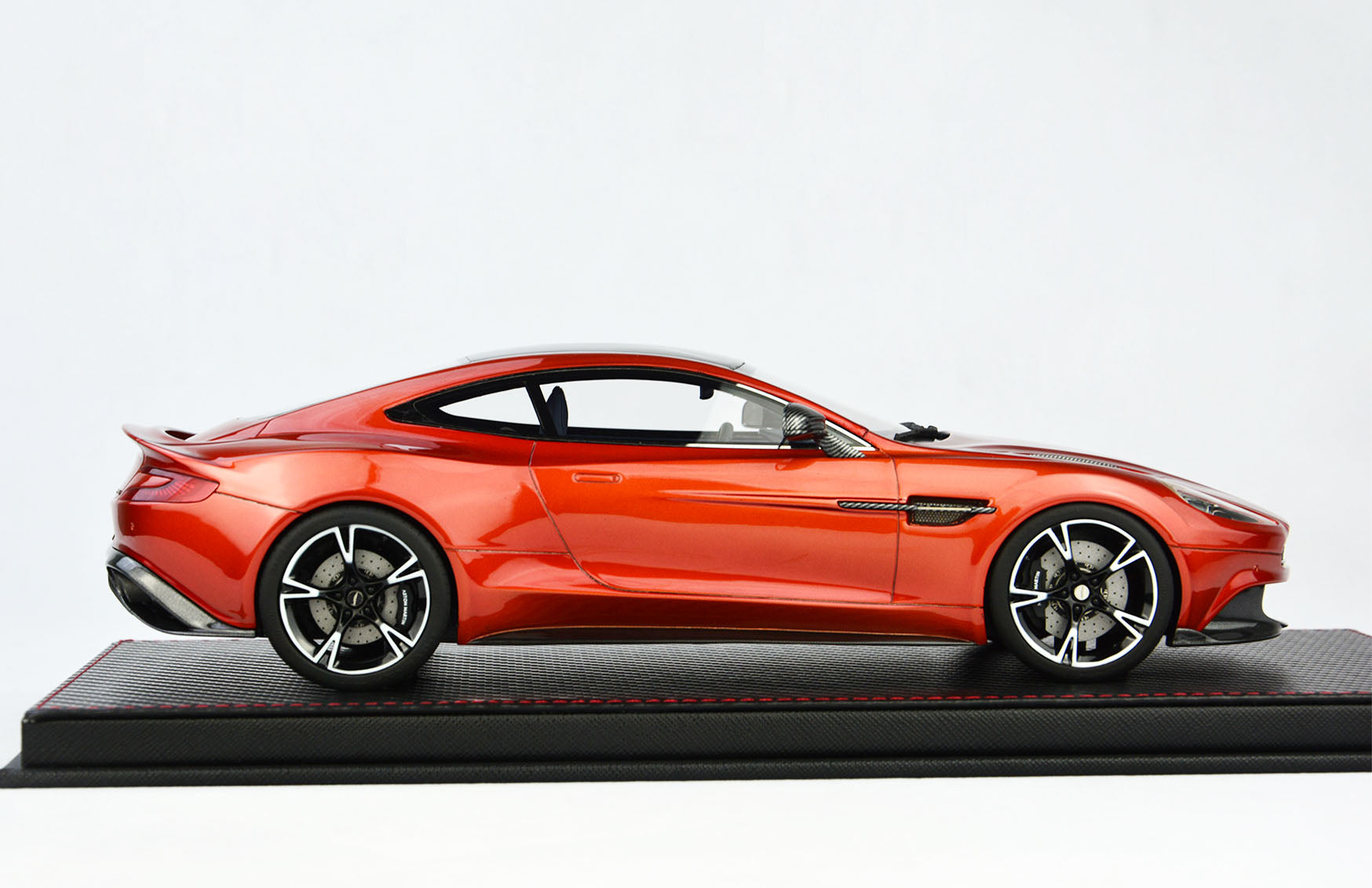 Frontiart AvanStyle 1:18 Aston Martin Vanquish S Copper AS018-12