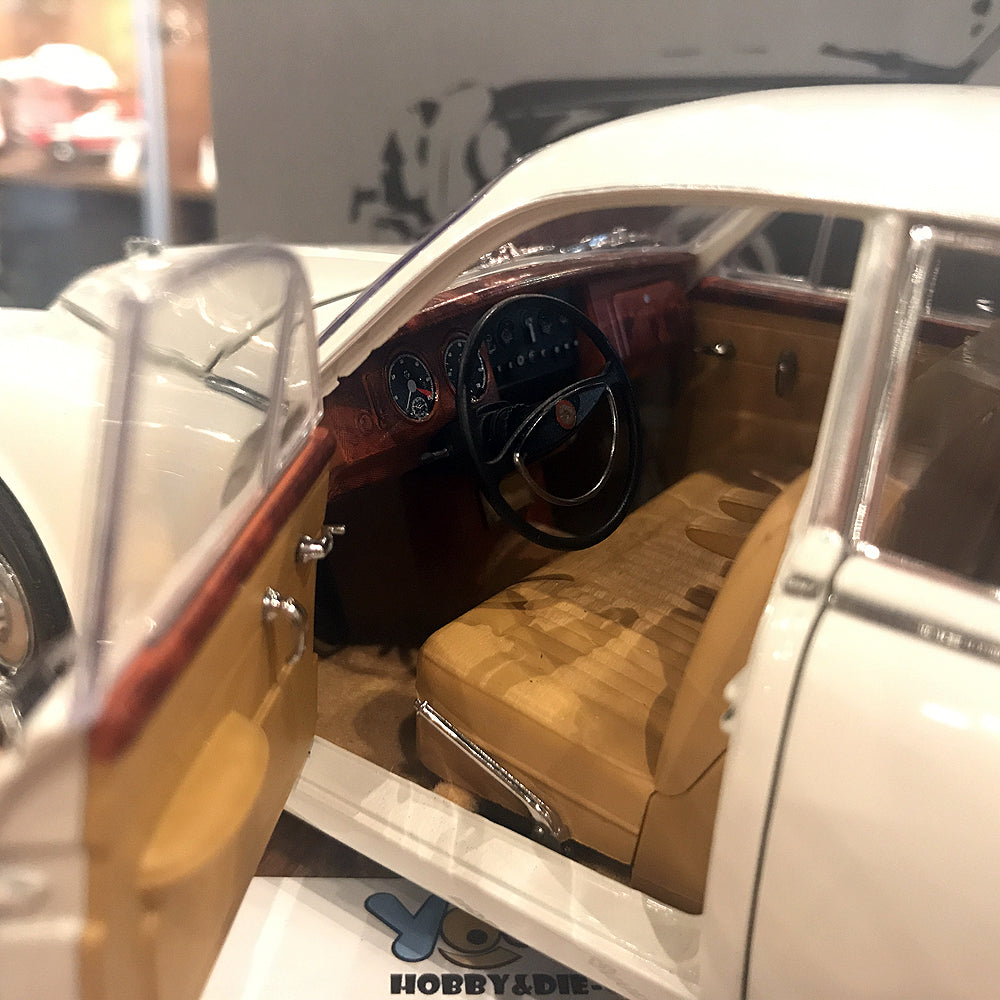 Paragon 1:18 Daimler 250 V8 1967 O.E. White PA-98313