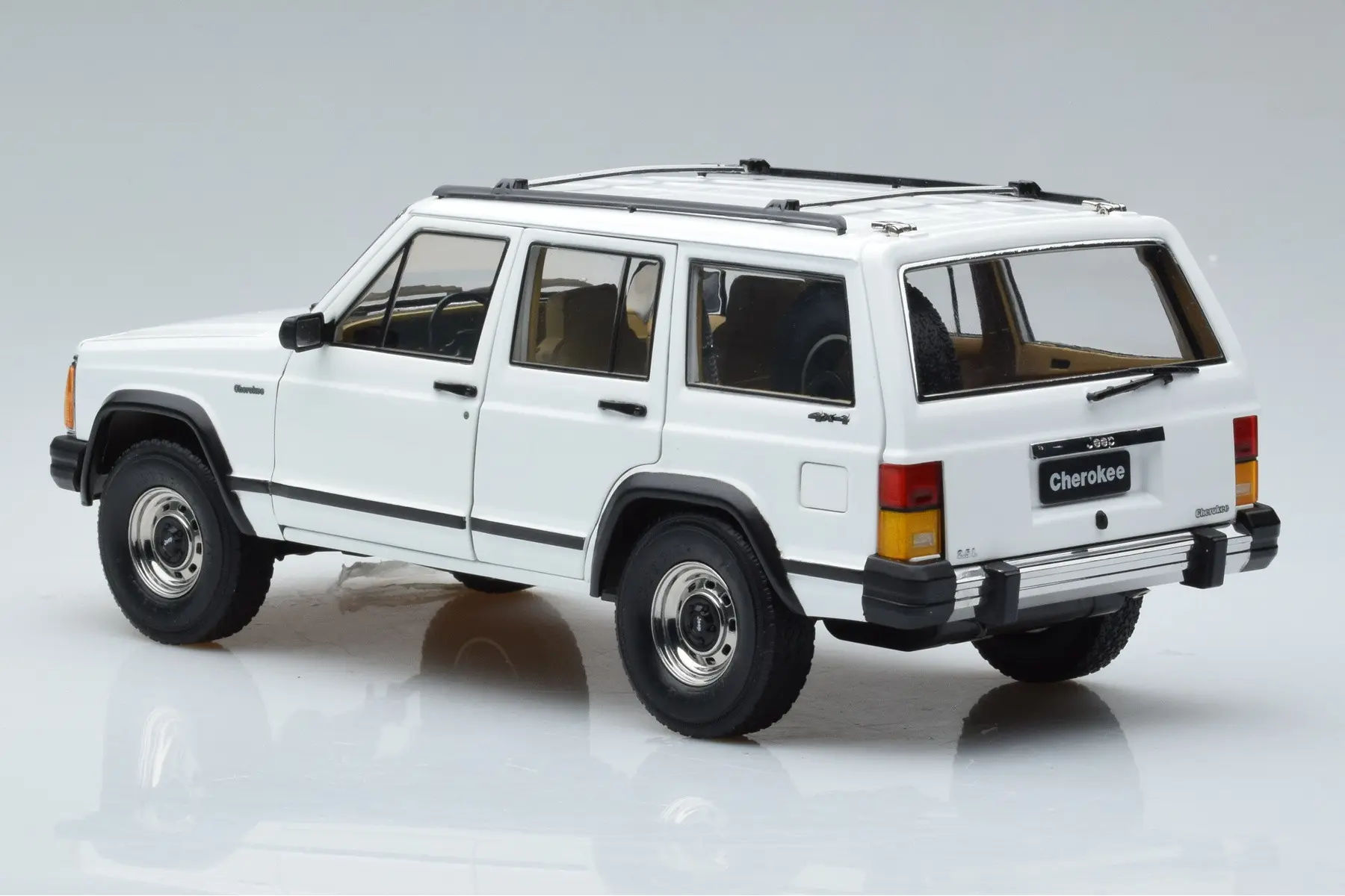 JEEP CHEROKEE XJ WHITE 1/18