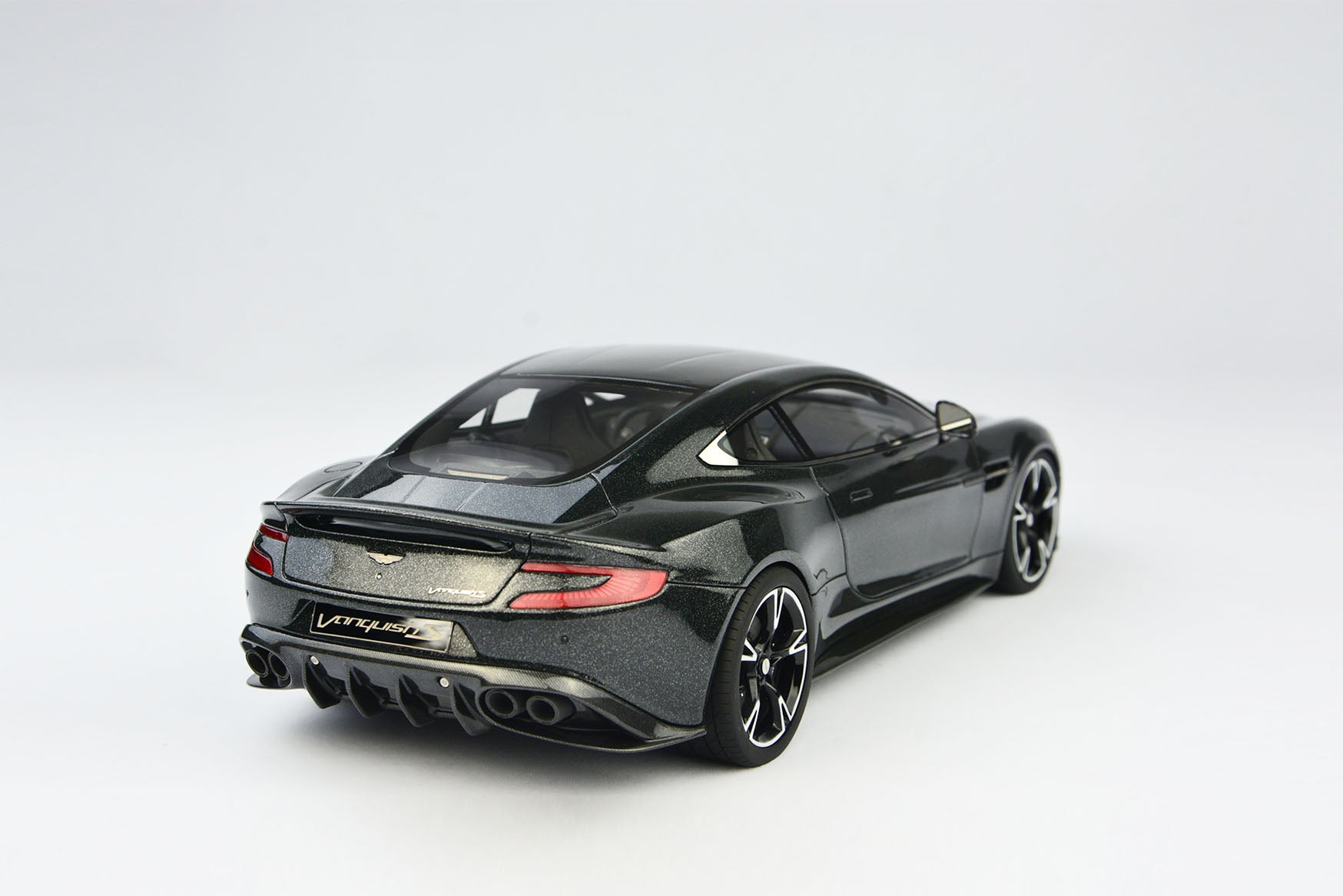 Frontiart AvanStyle 1:18 Aston Martin Vanquish S Ceramic Gray AS018-99