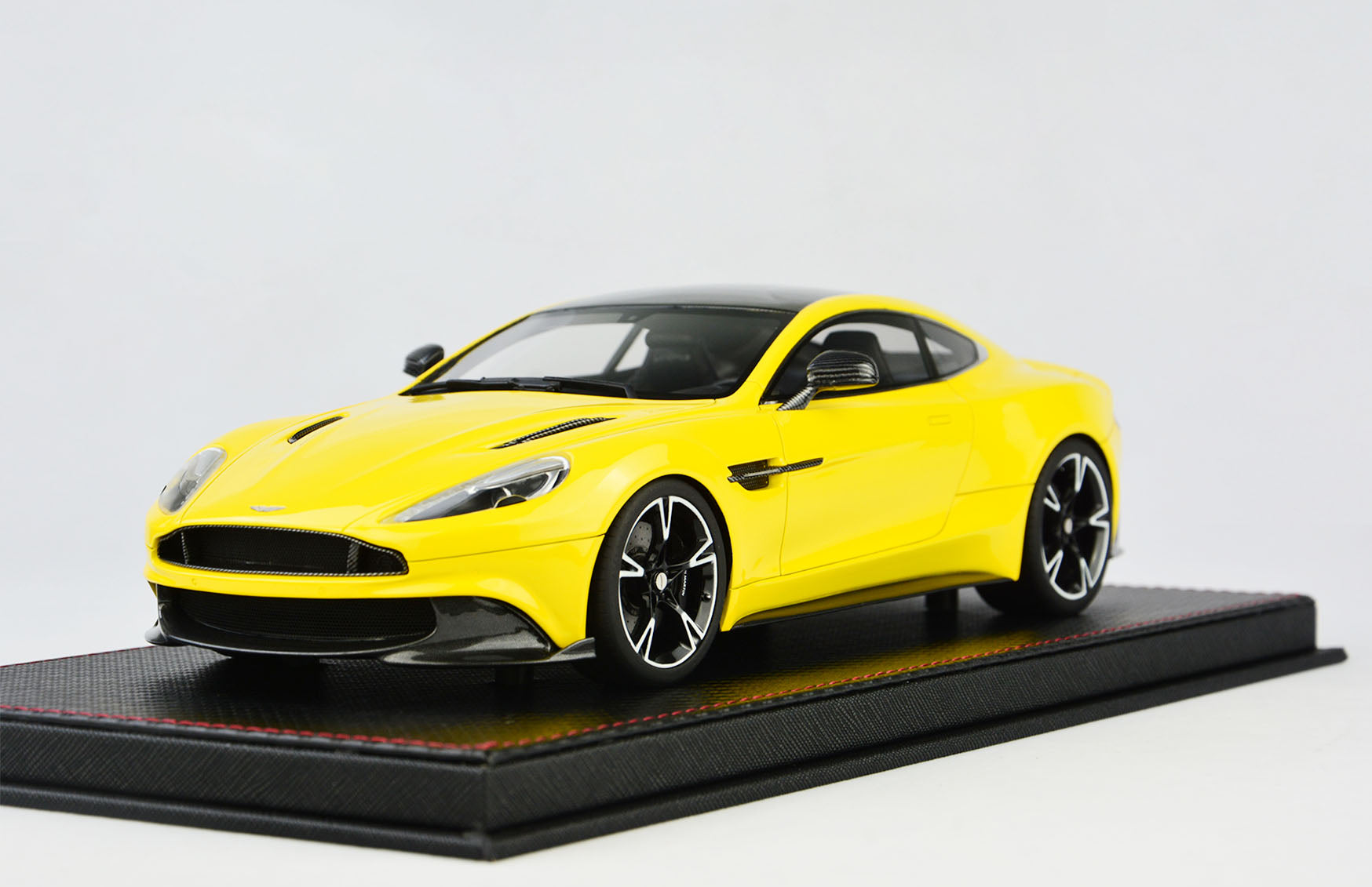 Frontiart AvanStyle 1/18 Aston Martin Vanquish S Yellow AS018-121