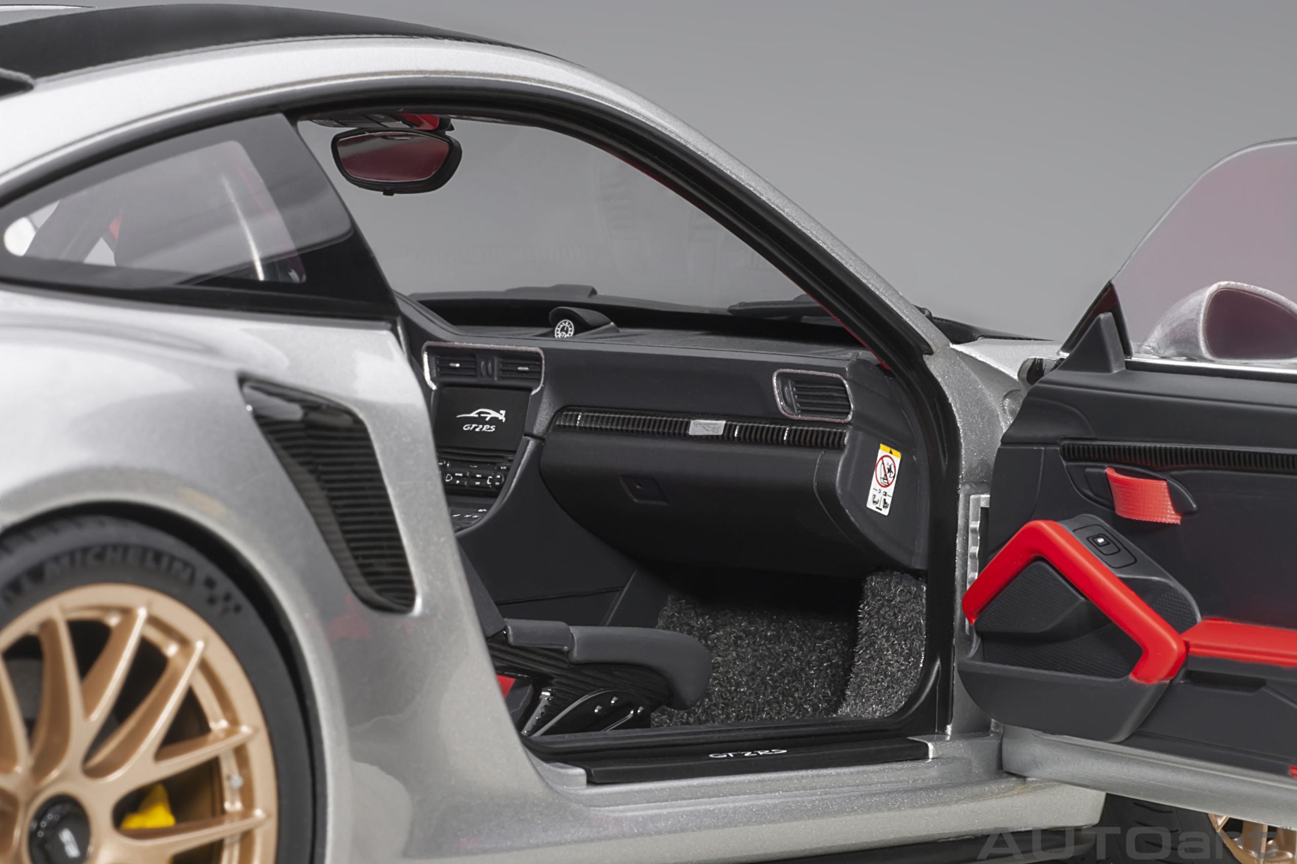 AUTOart 1:18 Porsche 911 (991.2) GT2 RS Weissach Package (GT Silver) 78174