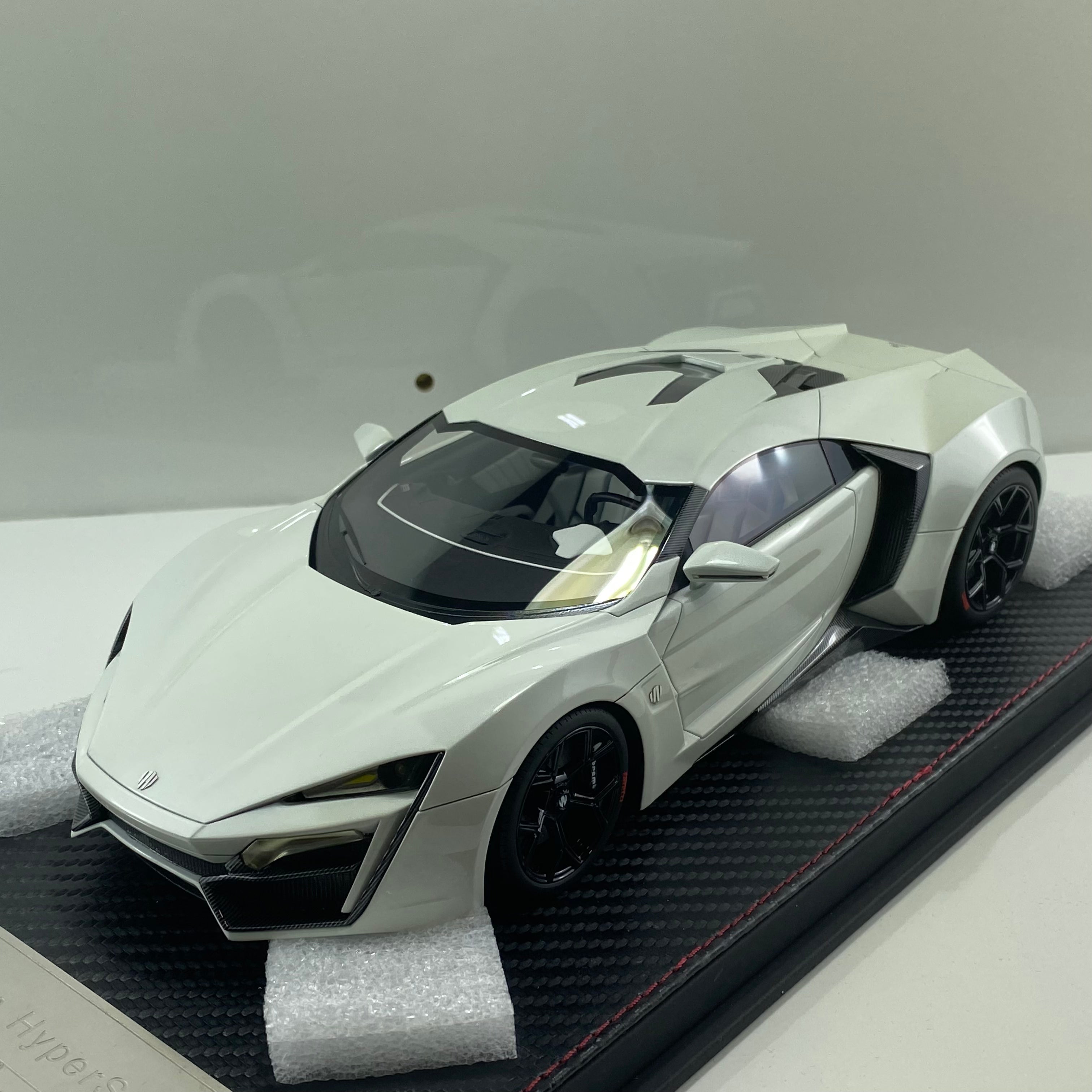 Frontiart 1:18 W Motor Lykan Hypersport Pearl White F030-29