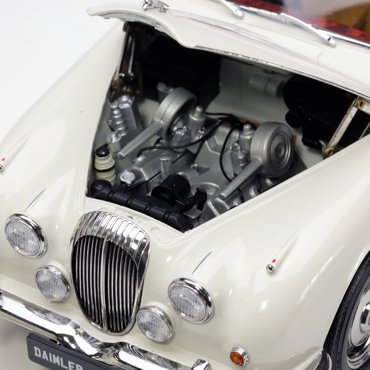 Paragon 1:18 Daimler 250 V8 1967 O.E. White PA-98313