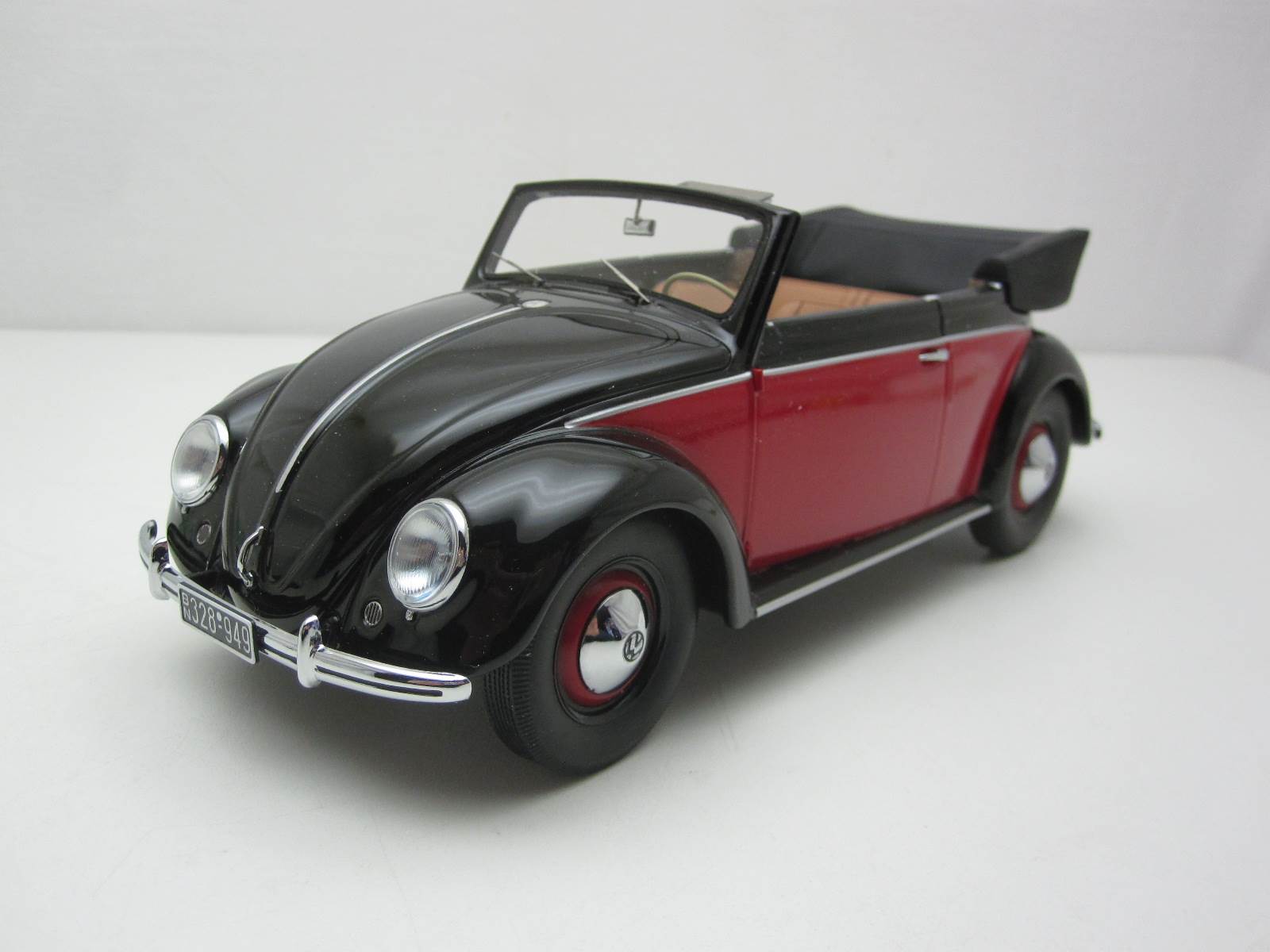 Minichamps 1:18 Volkswagen Beetle 1200 Cabriolet 1949 Black/Red 107054132