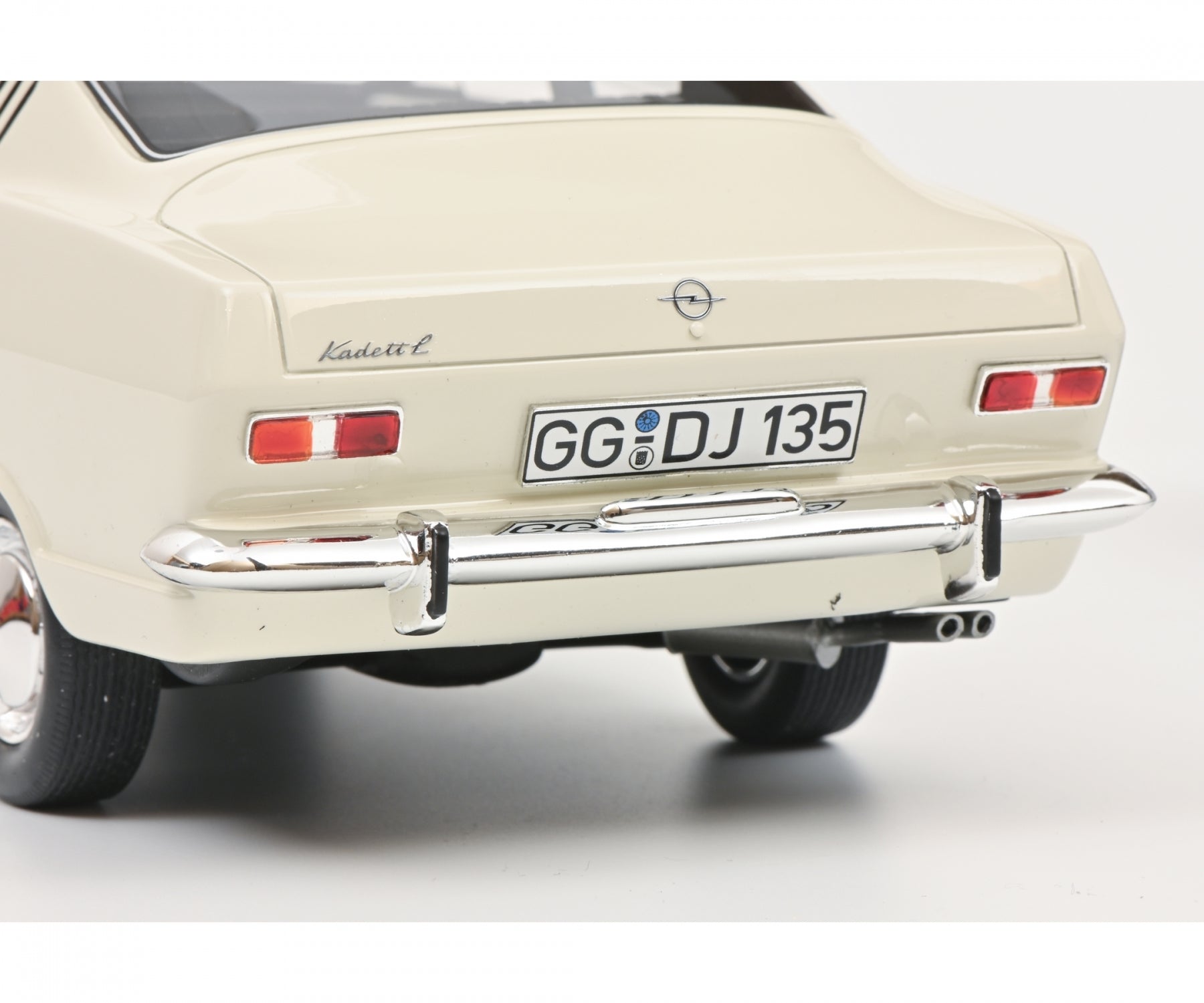 Schuco 1:18 1966 Opel Kadett B Coupe white 450023400