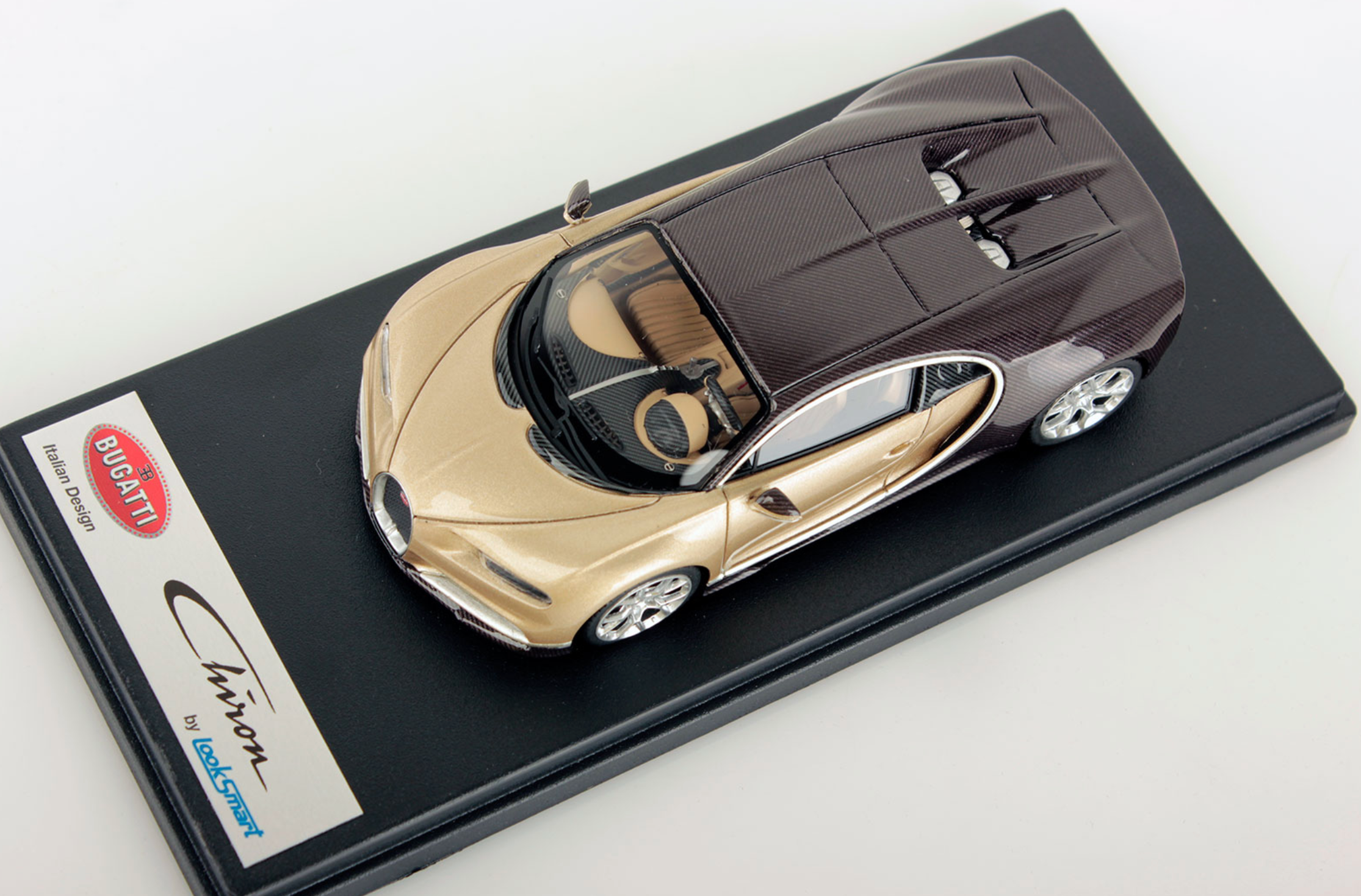 Bugatti Chiron - brown carbon / silk - blue alcantara base - 1:43