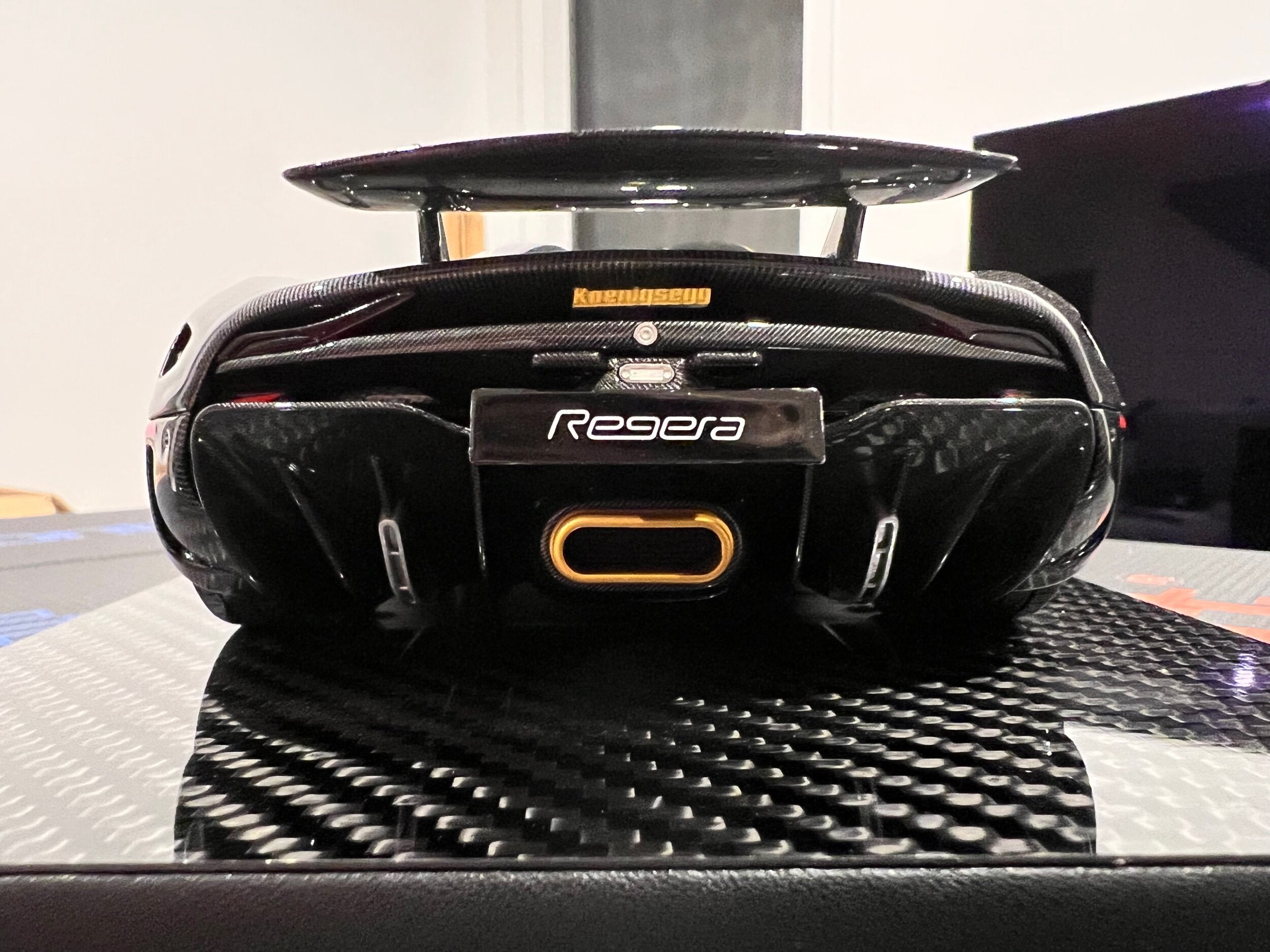 Koenigsegg Regera Golden Knight - 1:18