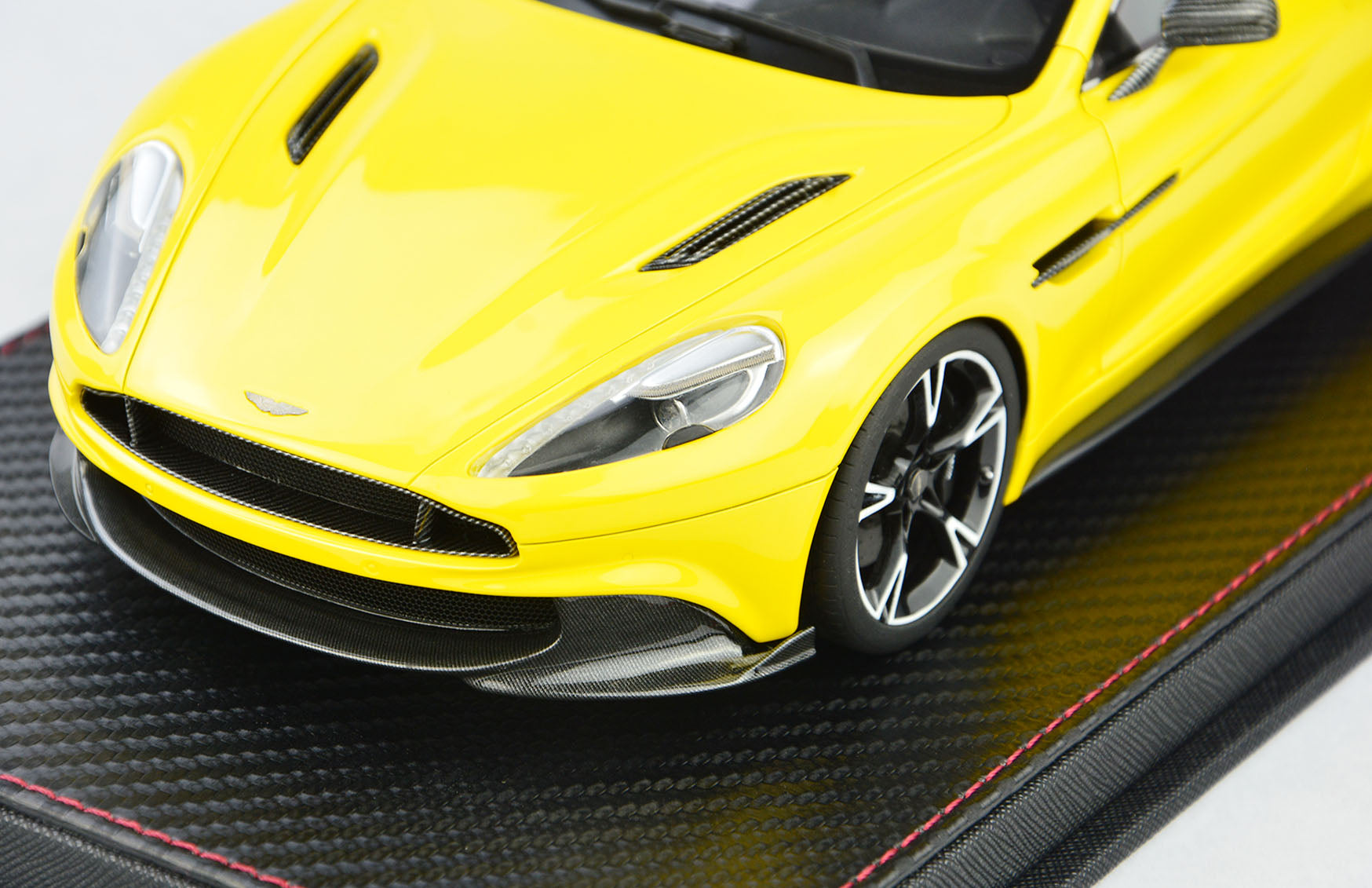 Frontiart AvanStyle 1/18 Aston Martin Vanquish S Yellow AS018-121