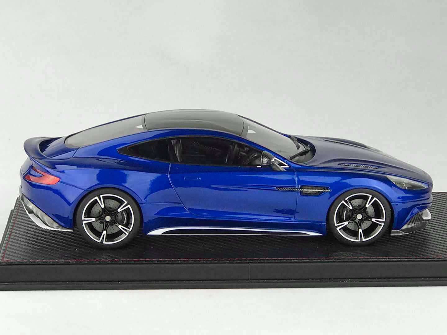 Frontiart AvanStyle 1:18 Aston Martin Vanquish S Blue AS018-50/10