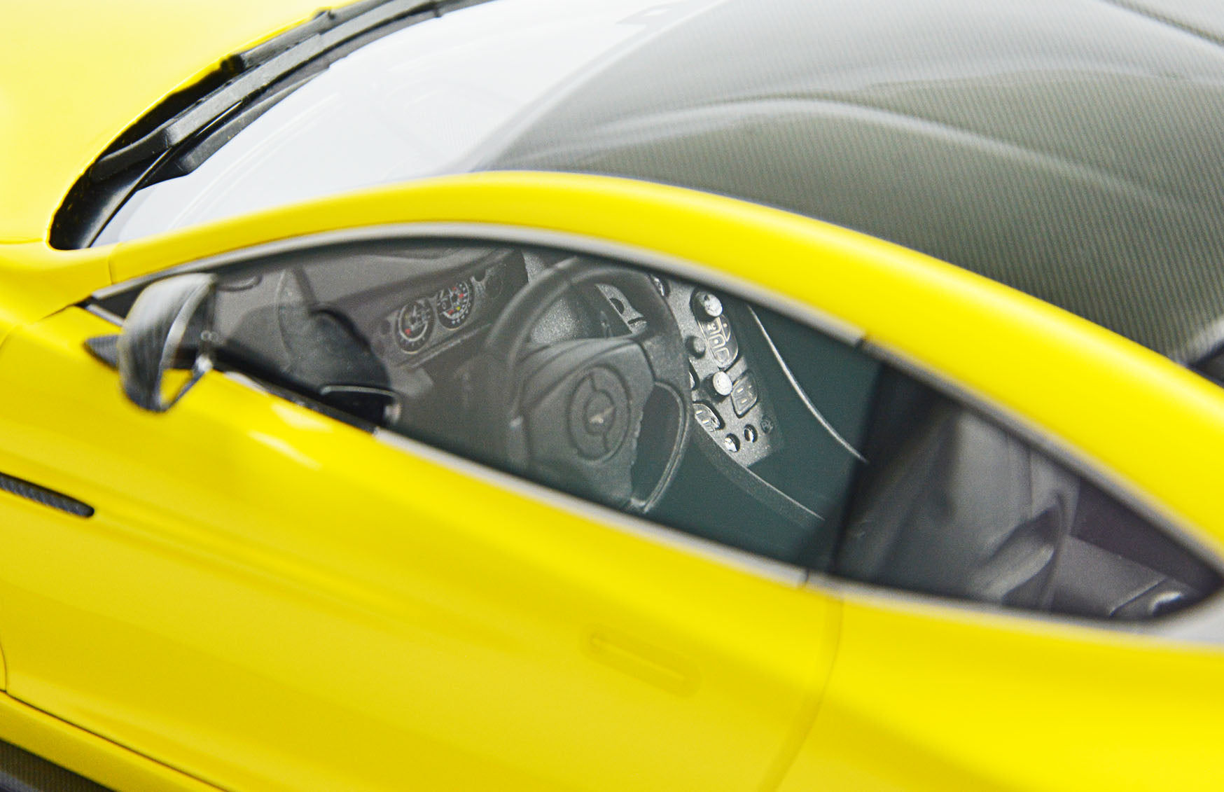 Frontiart AvanStyle 1/18 Aston Martin Vanquish S Yellow AS018-121