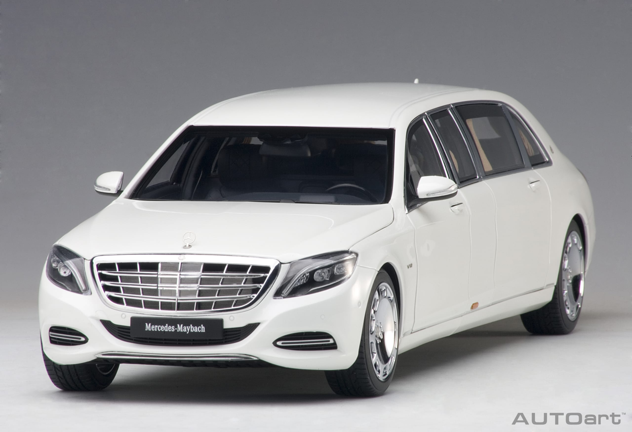 AUTOart 1:18 Mercedes-Maybach S-Klasse S600 Pullman White 76296