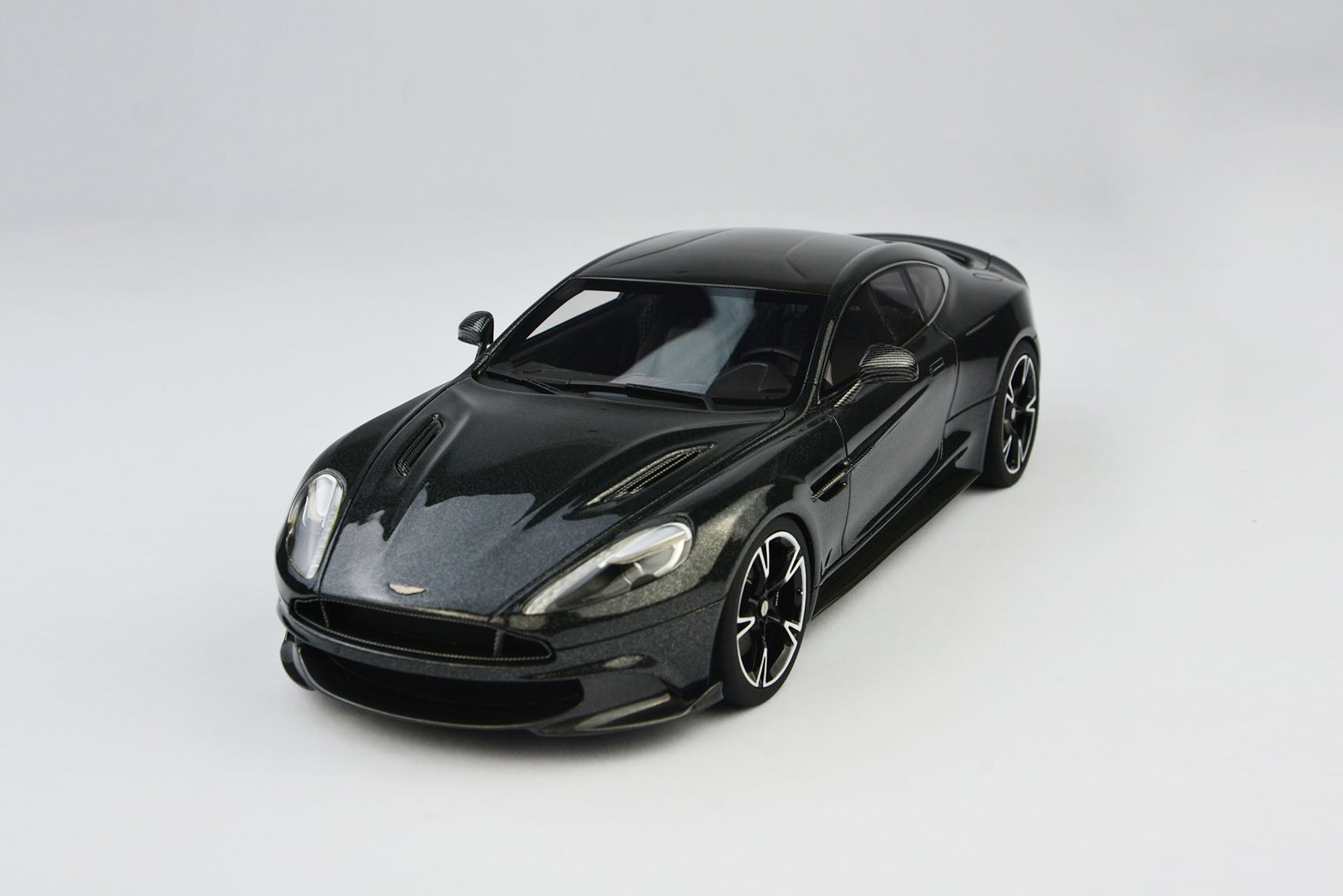 Frontiart AvanStyle 1:18 Aston Martin Vanquish S Ceramic Gray AS018-99