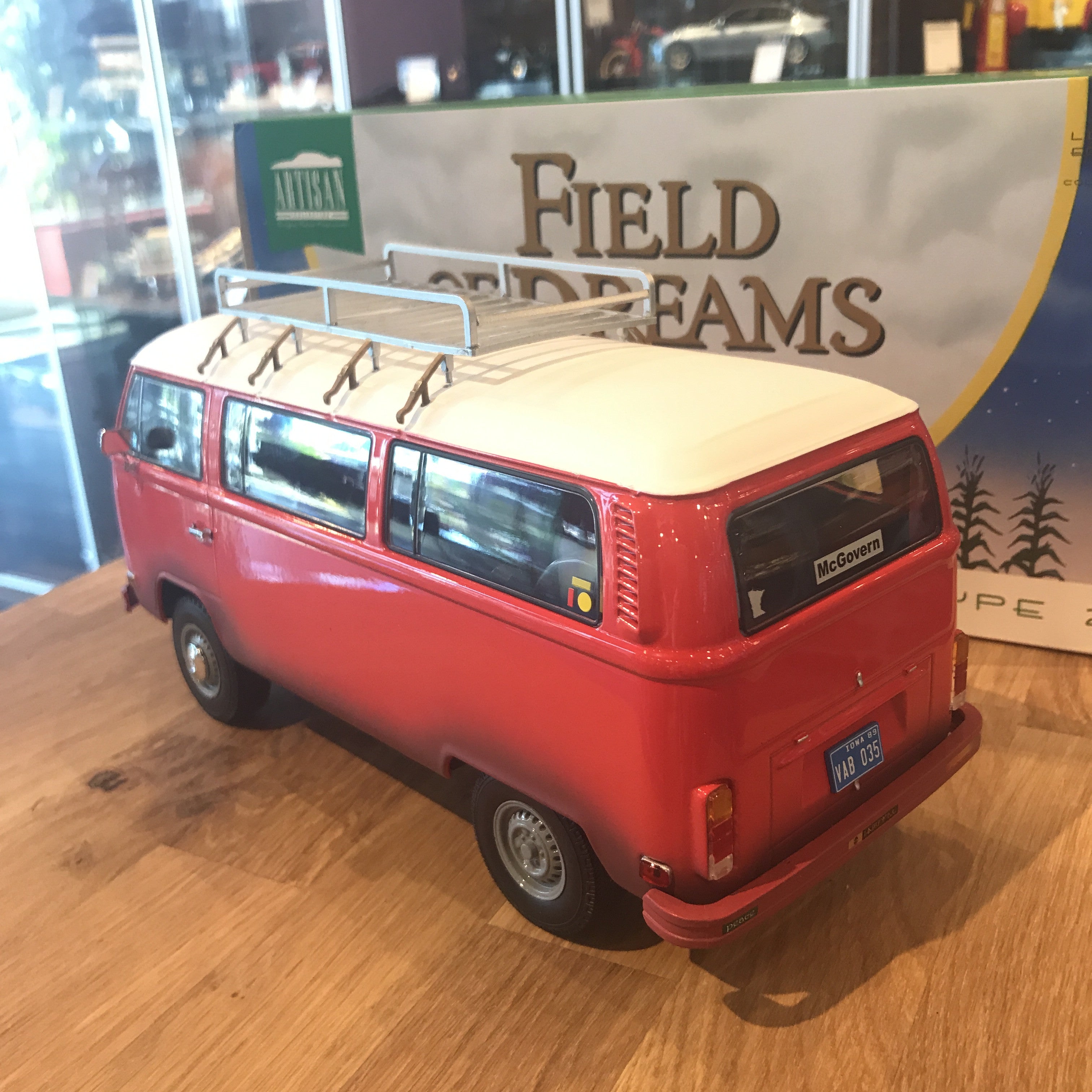 GreenLight 1:18 Artisan Collection - Field of Dreams (1989) - 1973 Volkswagen Type 2 (T2B) Bus 19010
