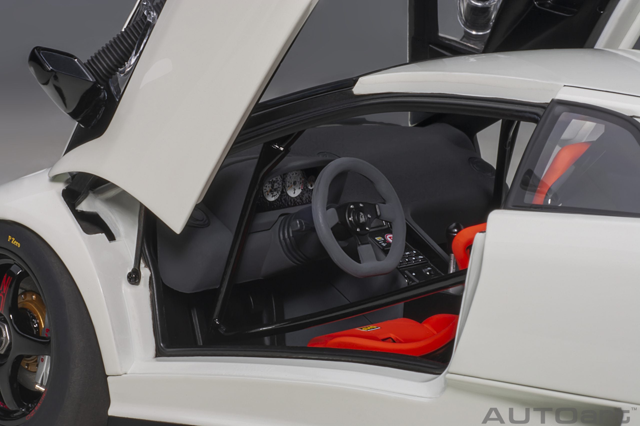 AUTOart 1:18 Lamborghini Diablo SV-R (Impact White) 79149