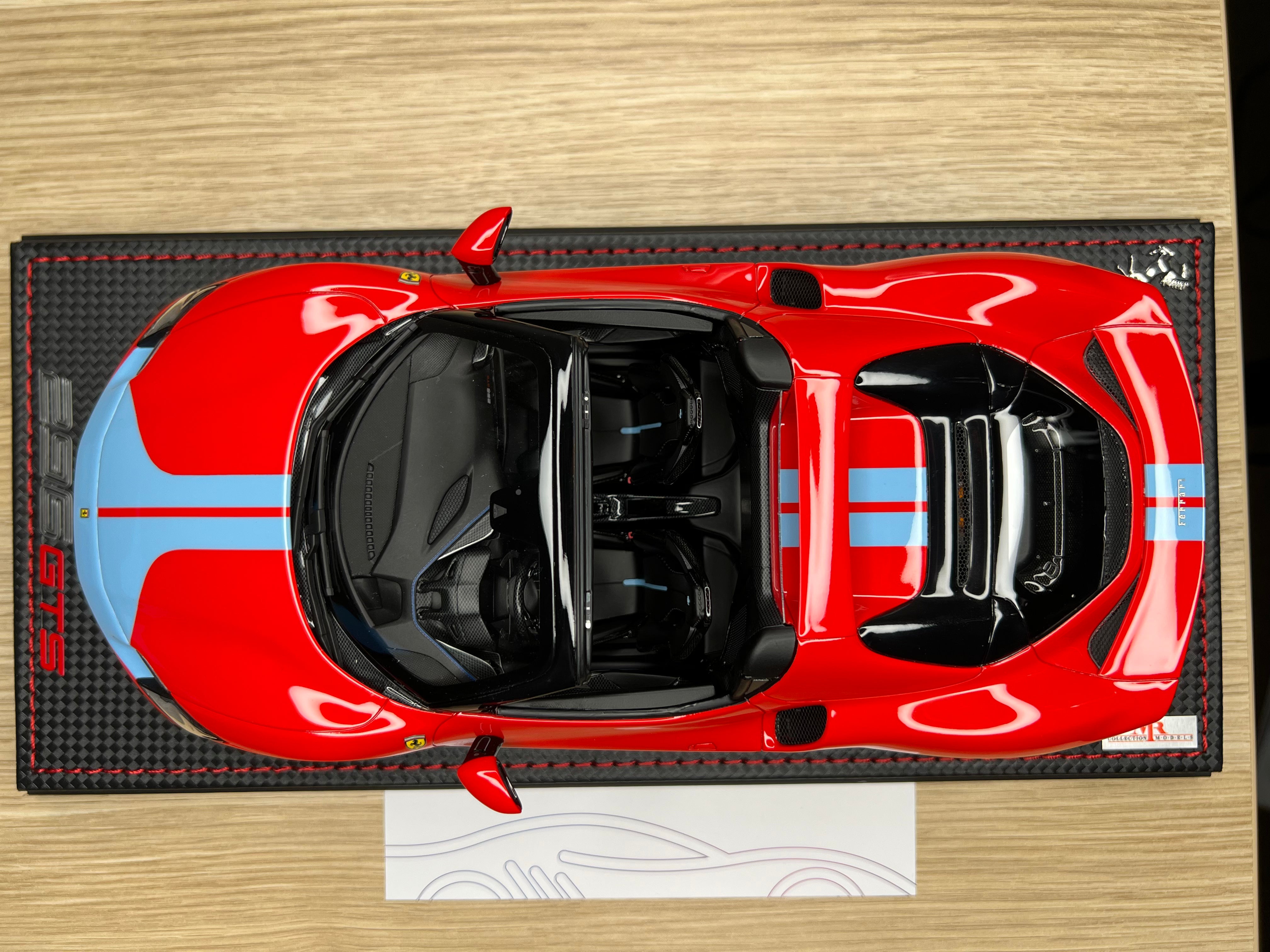 Ferrari 296 GTS - Rosso Scuderia/Azzurro La Plata Livery with Assetto Fiorano - 1:18