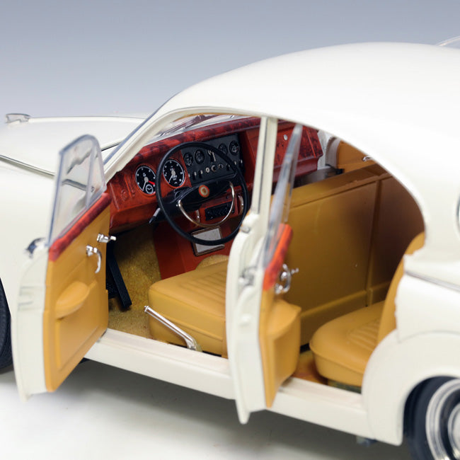 Paragon 1:18 Daimler 250 V8 1967 O.E. White PA-98313