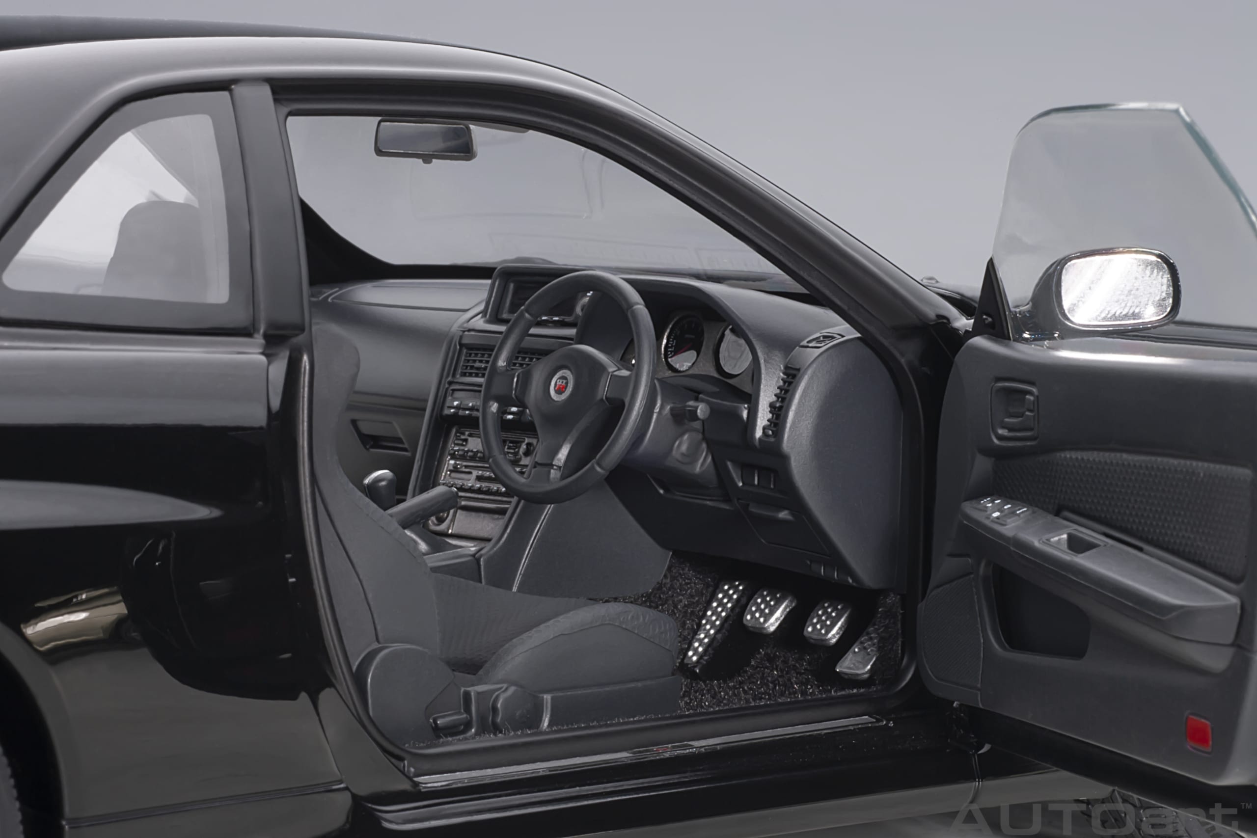 AUTOart 1:18 Nissan Skyline GT-R (R34) V-spec II (Black Pearl) 77407