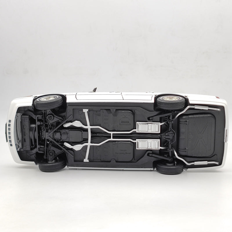 1/18 Lincoln Towncar V8 1993-1995 Super Diecast model (Leather seat) White