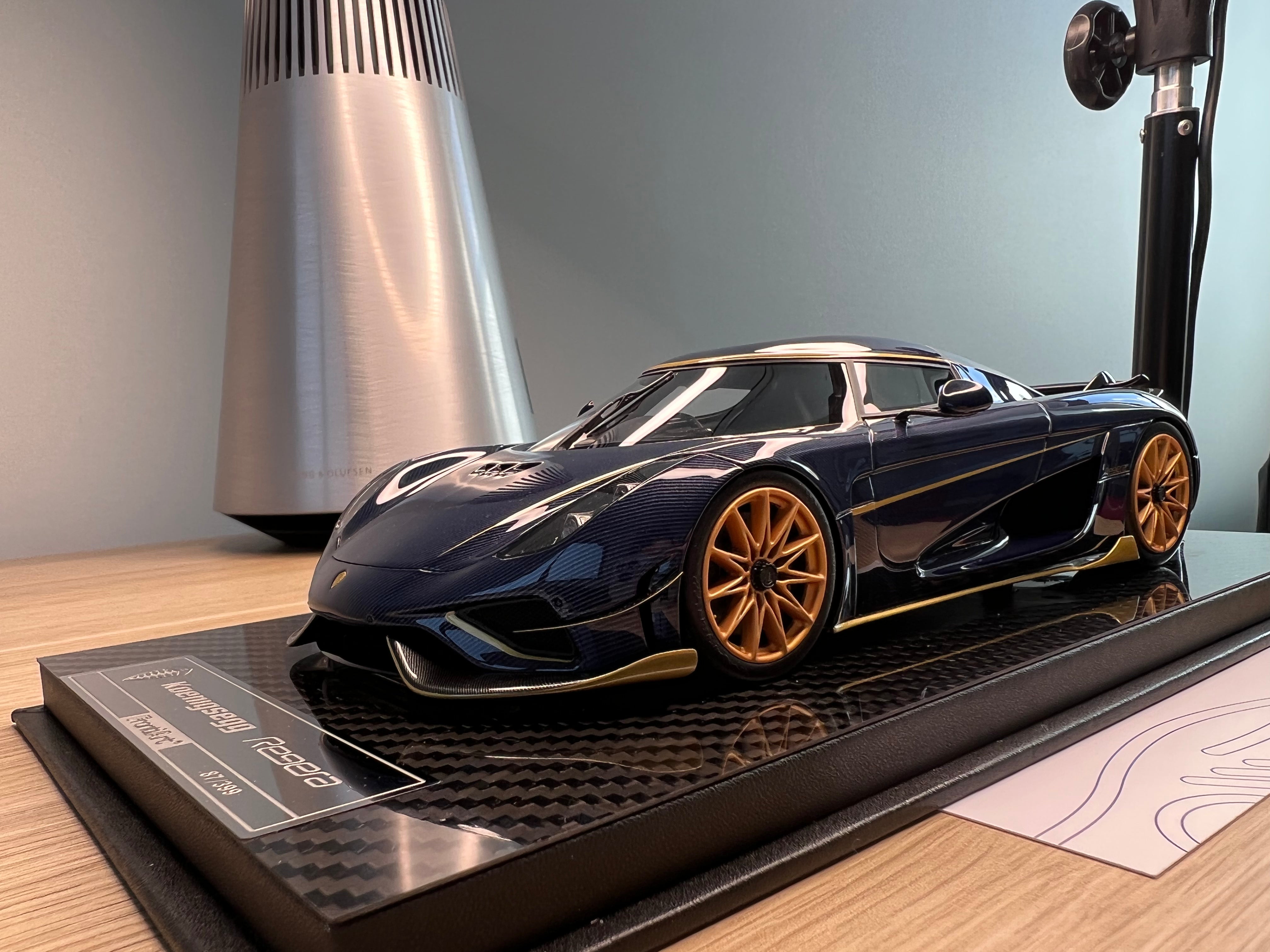 Koenigsegg Regera carbon blue tint gold wheels Zach's Garage - 1:18