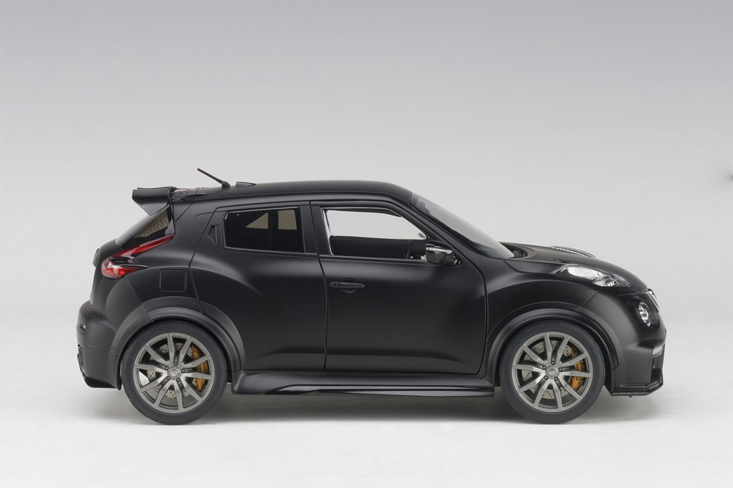 AUTOart 1:18 Nissan Juke-R 2.0 (Matt Black) 77458