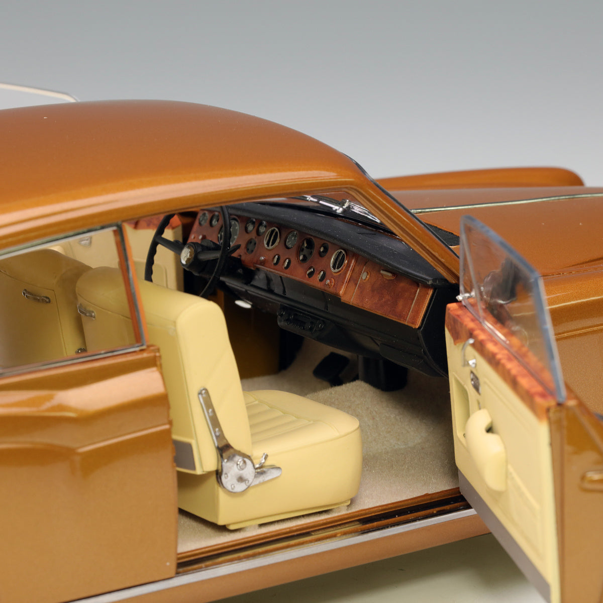 Paragon 1:18 Rolls Royce Silver Shadow MPW Orange PA-98205