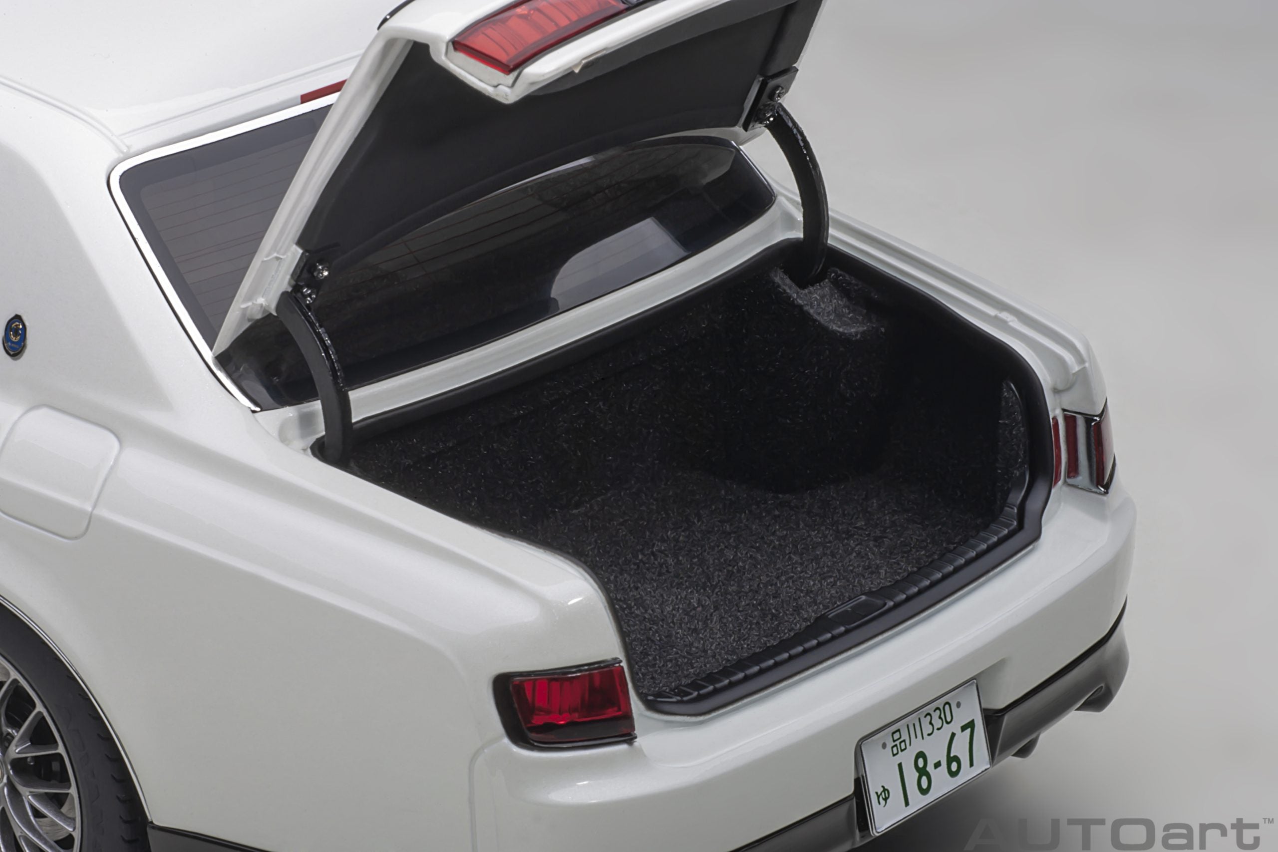 AUTOart 1:18 Toyota Century GRMN (Pearl White) 78764