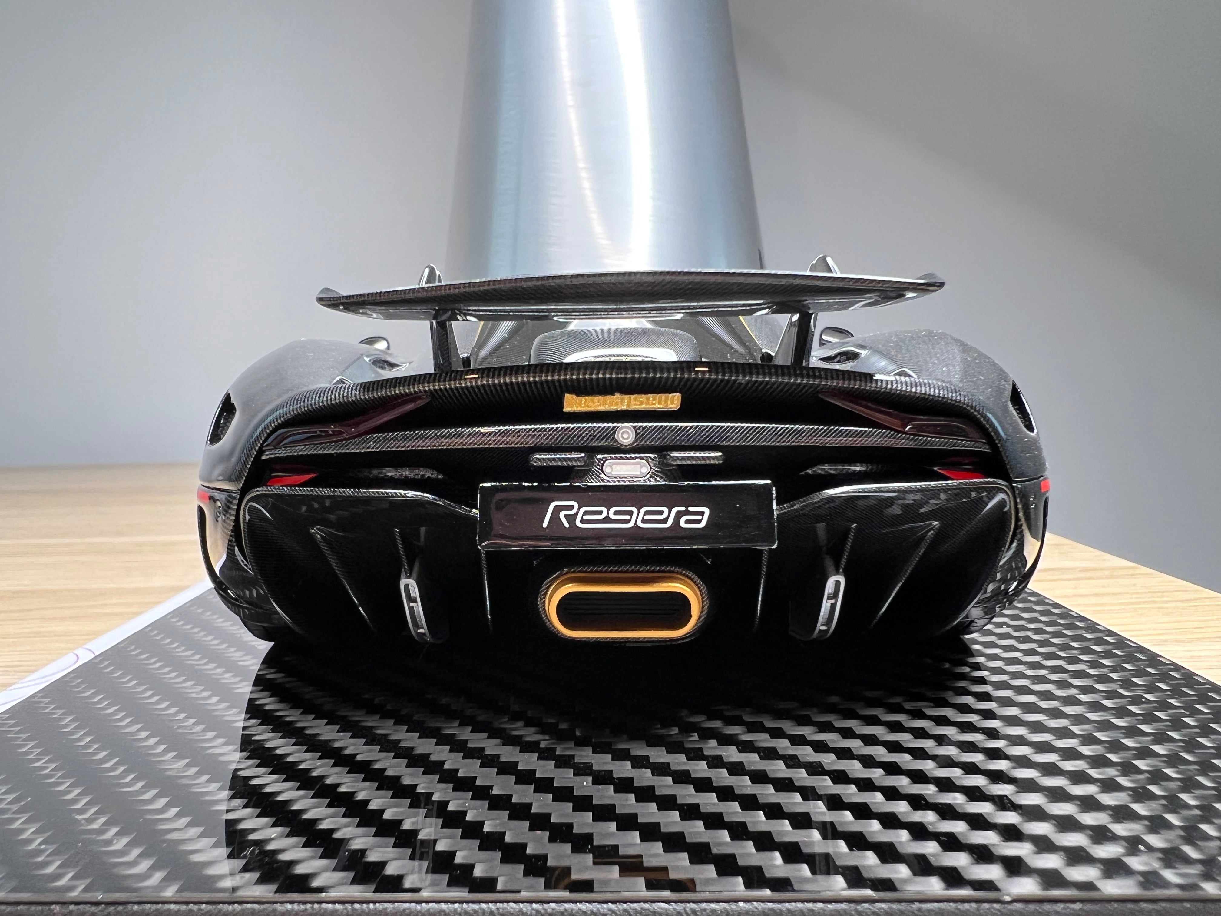 Koenigsegg Regera Golden Knight - 1:18